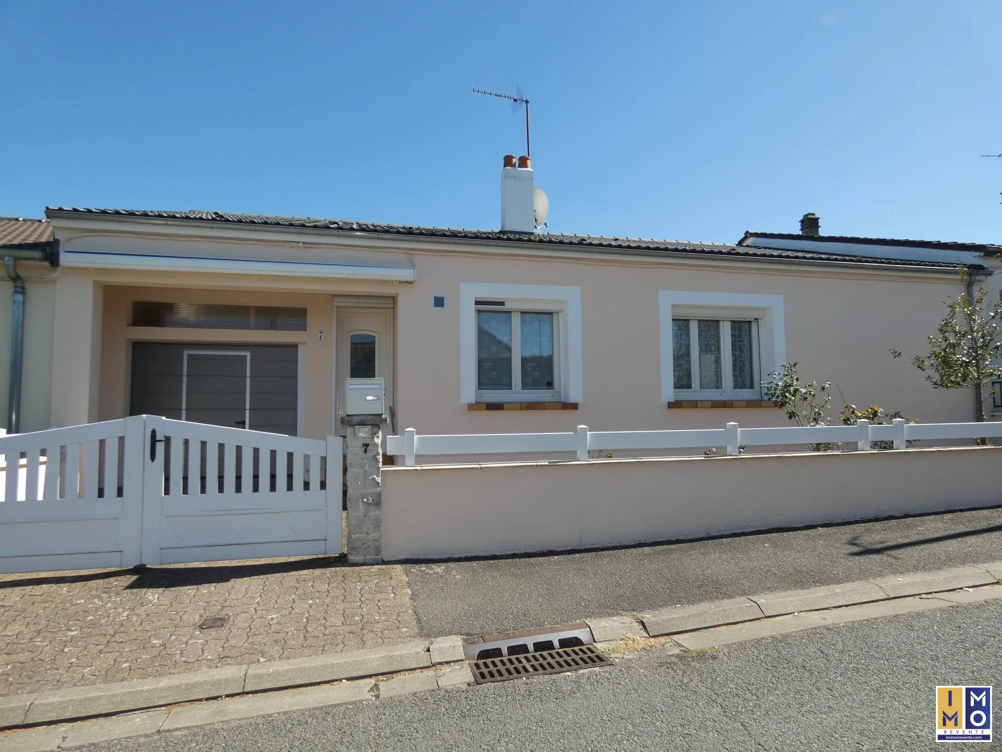 Maison de plain-pied de 86,21 m² à Bourges avec garage et dépendance