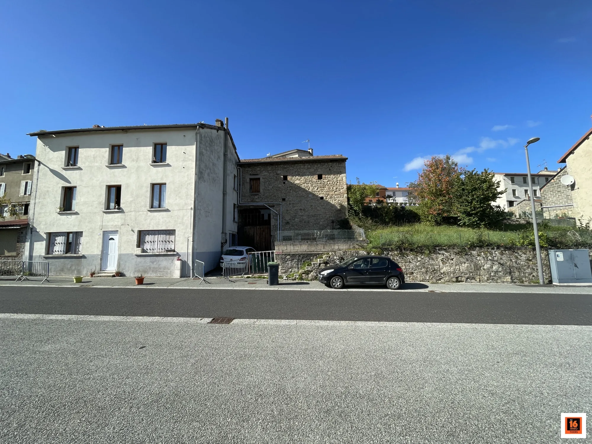 Maison de ville avec grange et jardin à Saint-Rémy-sur-Durolle