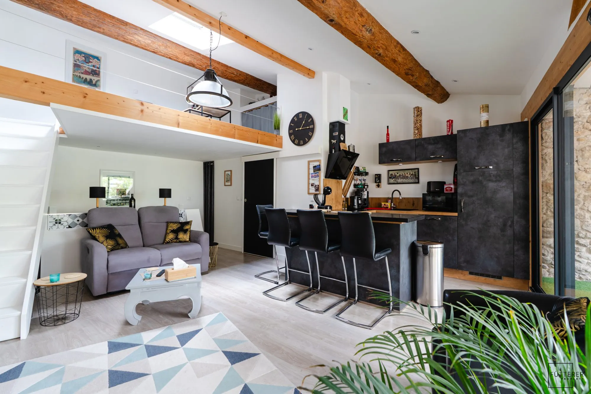 Charmante maison rénovée esprit loft avec terrasse et garage à Thézan-des-Corbières