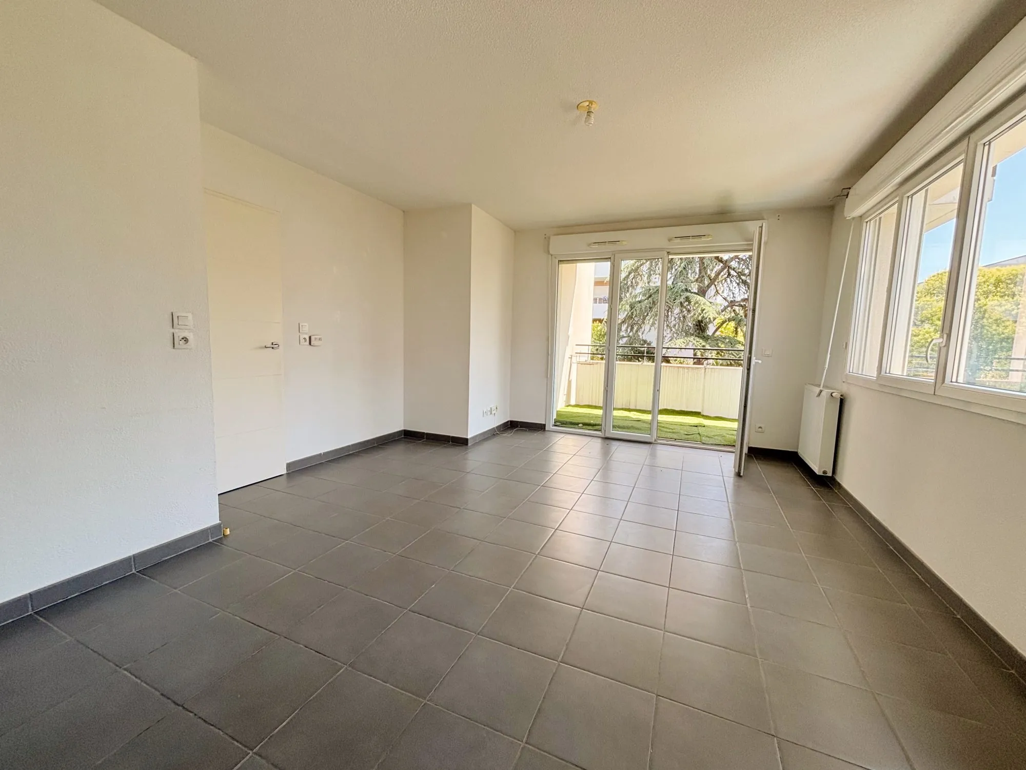 Bel appartement T3 avec terrasse et parking à Toulouse, 62 m², sécurisé et lumineux