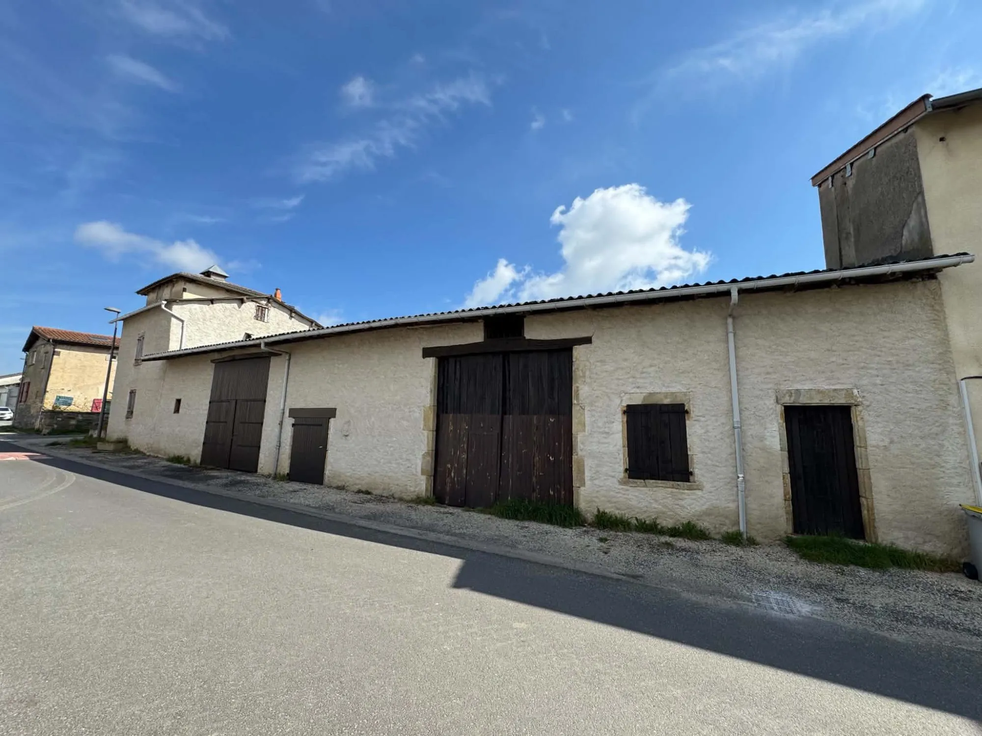 Ensemble immobilier à Lezoux avec pigeonnier et granges - Potentiel de rénovation
