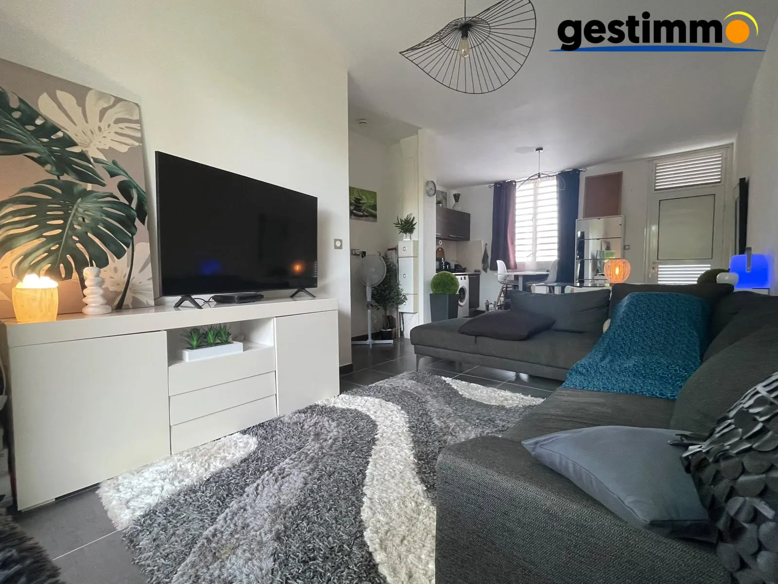 Vue salon et cuisine Appartements T2 avec varangues et piscine à Cayenne - Résidence Belle de Nuit
