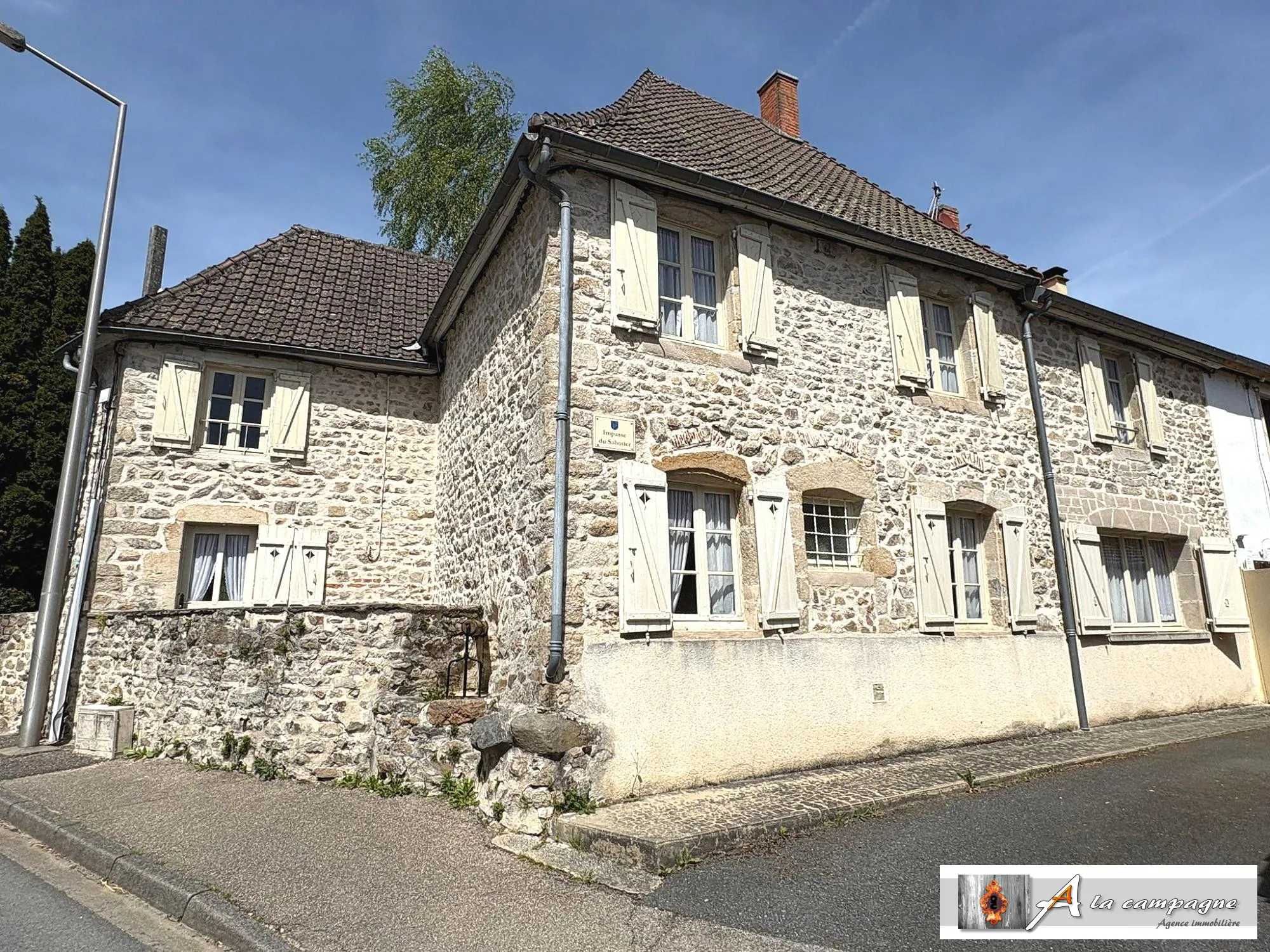 Charmante maison en pierres à rafraîchir à Pionsat, 4 chambres, jardin et garage