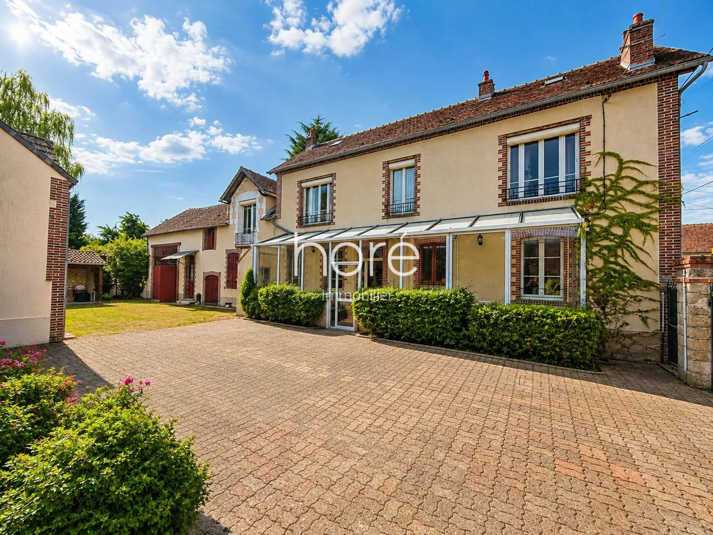 Maison ancienne à Chamvres avec dépendances, garage et atelier – Potentiel de rénovation