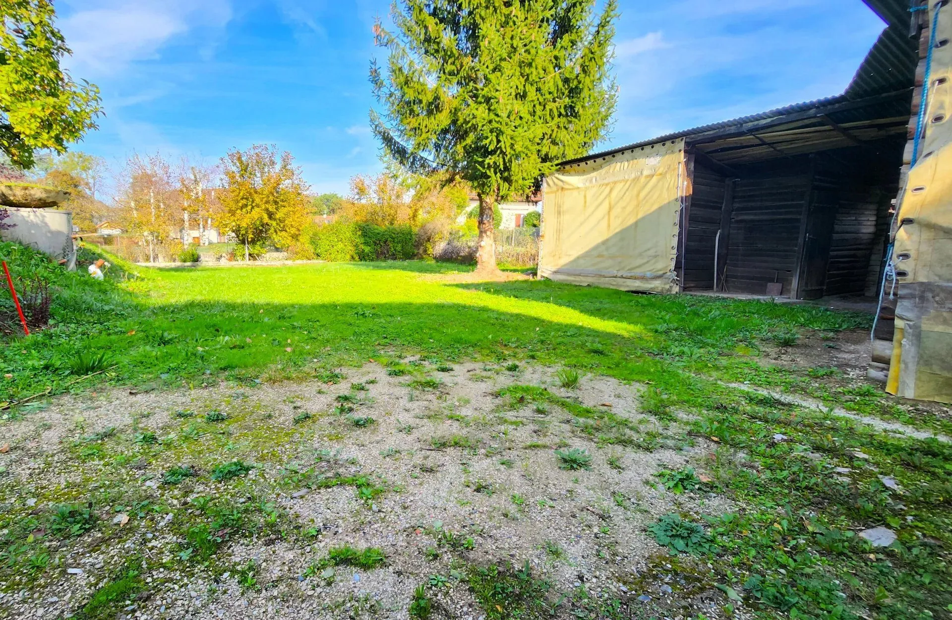 Terrain constructible de 712 m² à Reignier-Ésery, quartier résidentiel et calme