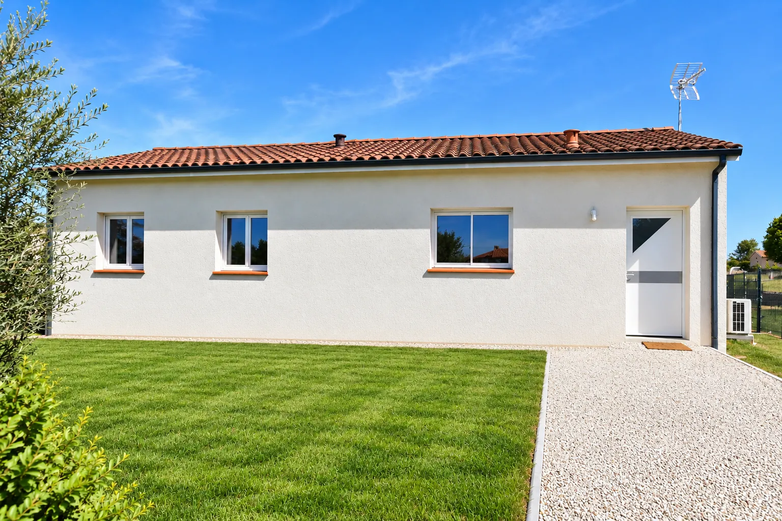 Maison T5 moderne à Montech avec 4 chambres et terrasse, construite en 2016