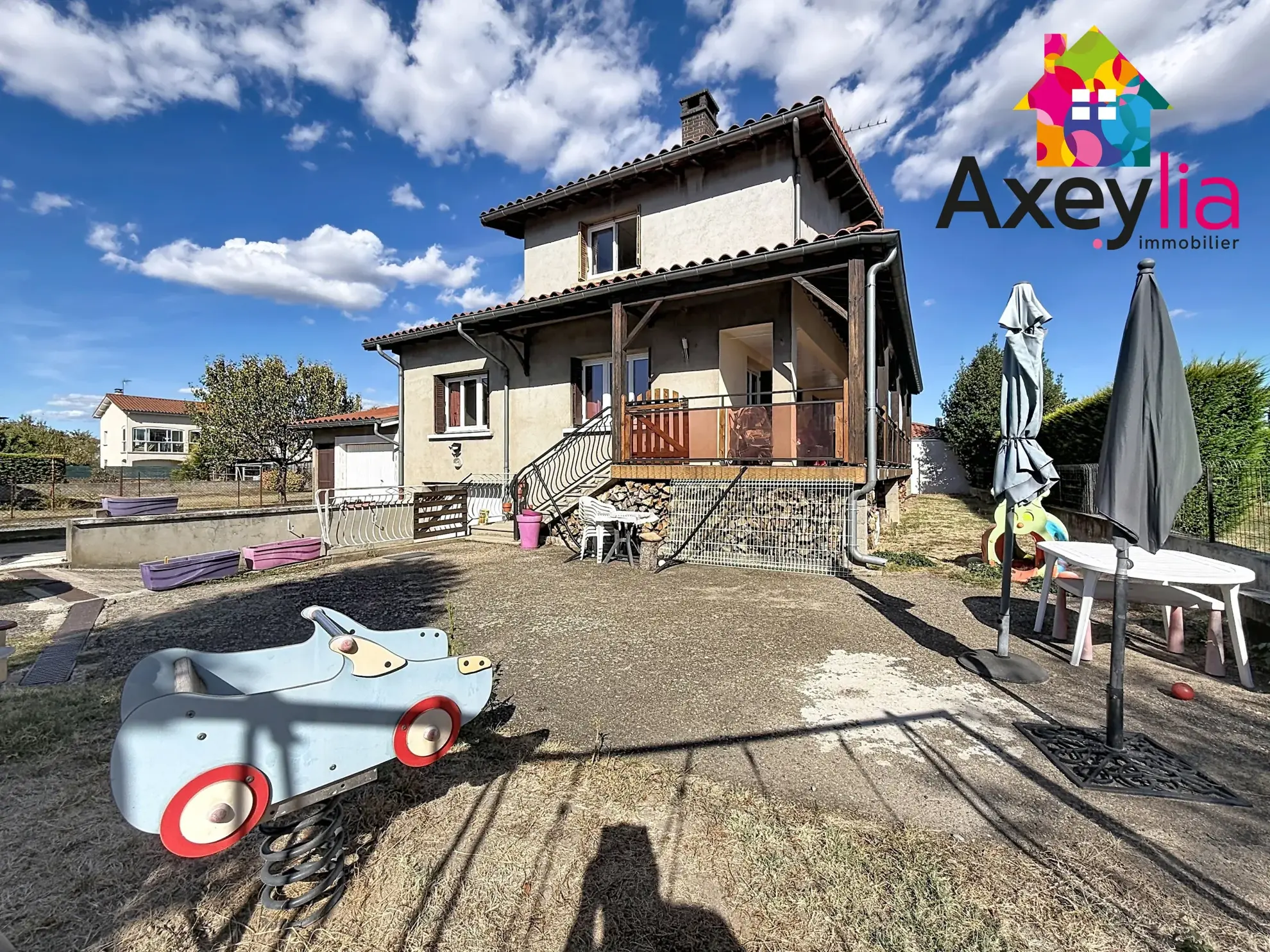 Maison familiale à Feurs avec 5 chambres, grand garage et terrain de 830 m²