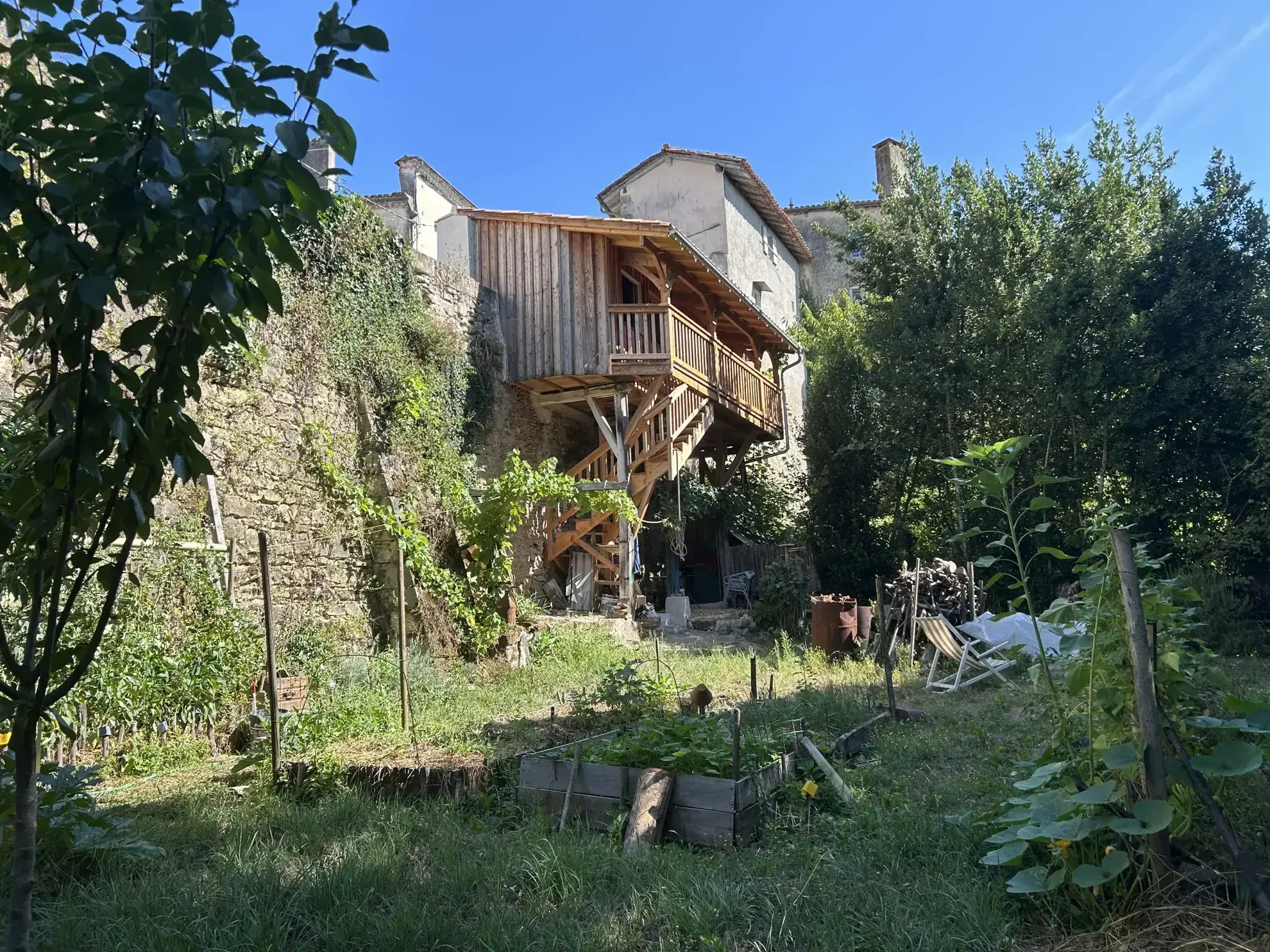 Immeuble rénové à Bazas avec jardin et potentiel d'investissement