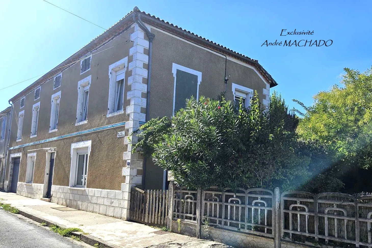 Maison de ville en pierre avec jardin et garage à Buzet-sur-Baïse (47)