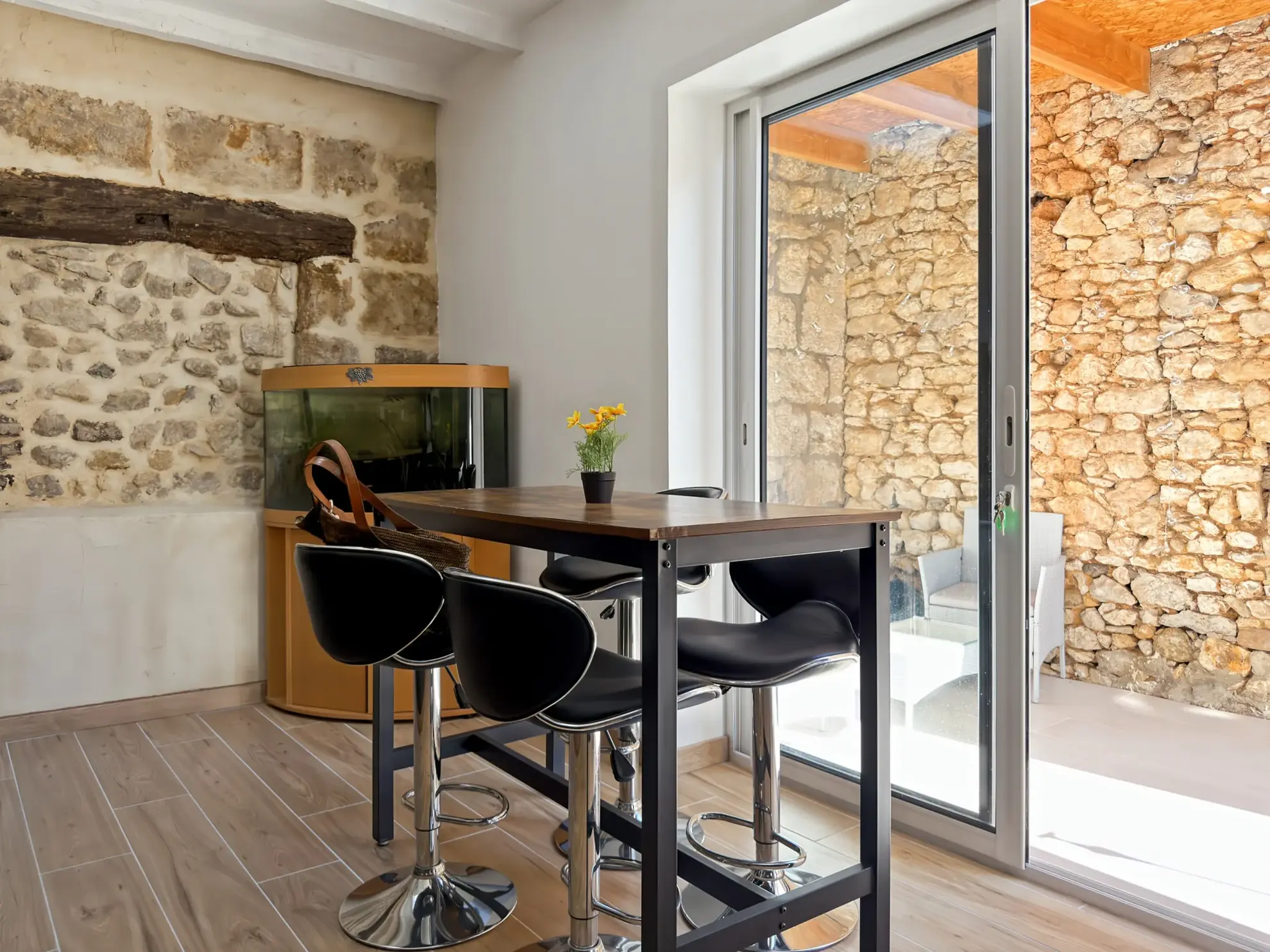 Maison rénovée avec terrasse et cour au centre de Paulhan
