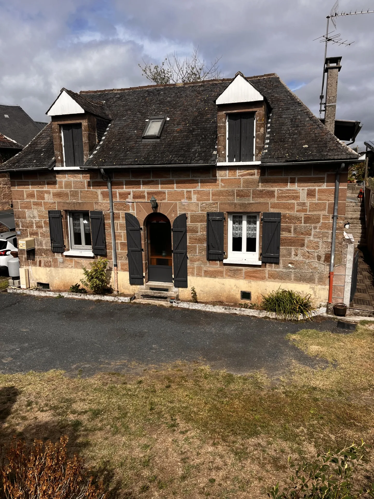 Maison en pierre de 91 m² à Vars-sur-Roseix avec terrasse et garage