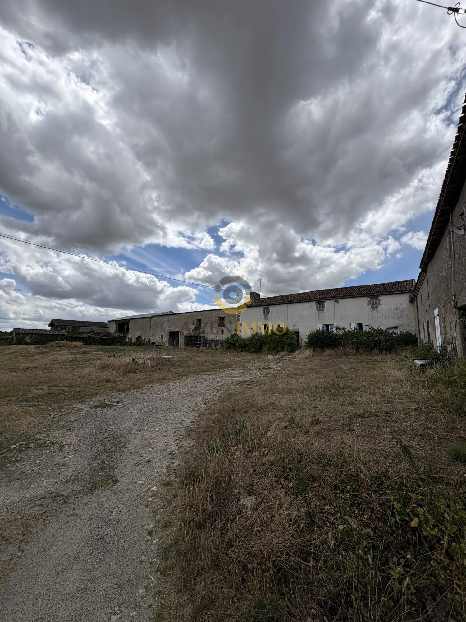 Corps de ferme à rénover à Faye-l'Abbesse avec dépendances et potentiel