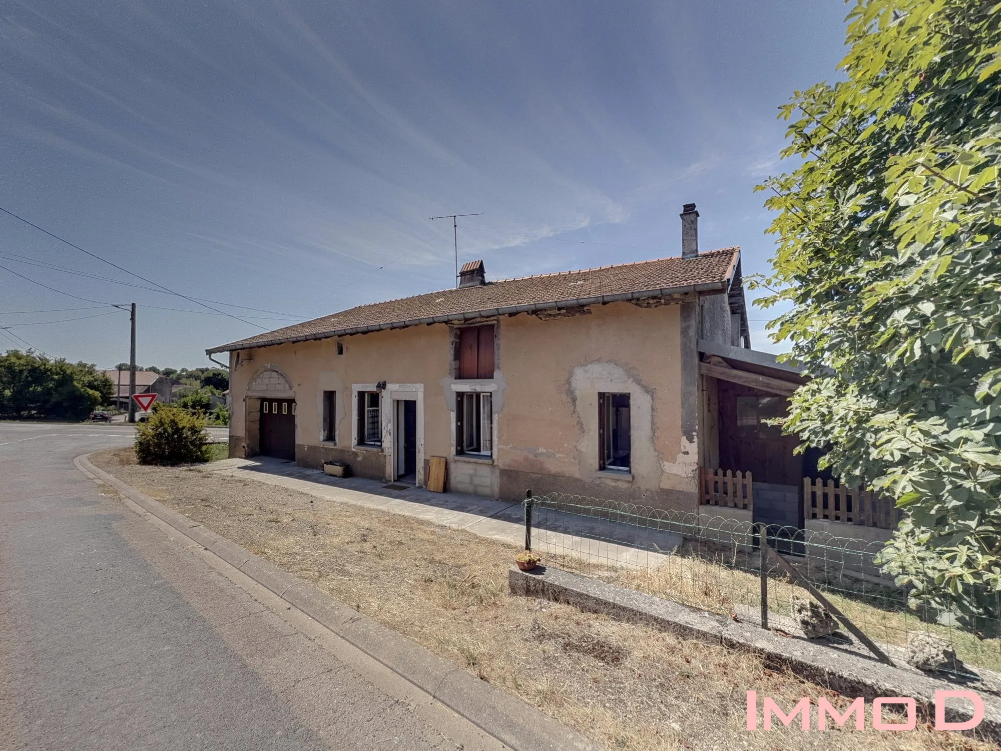 Maison à vendre à Regnévelle avec 3 chambres, jardin et potentiel de rénovation