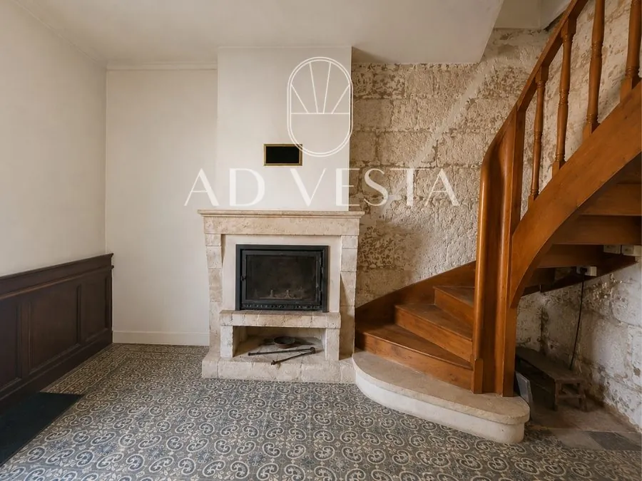 Maison en pierre à Béguey 63 m² avec 2 chambres à rénover, emplacement privilégié