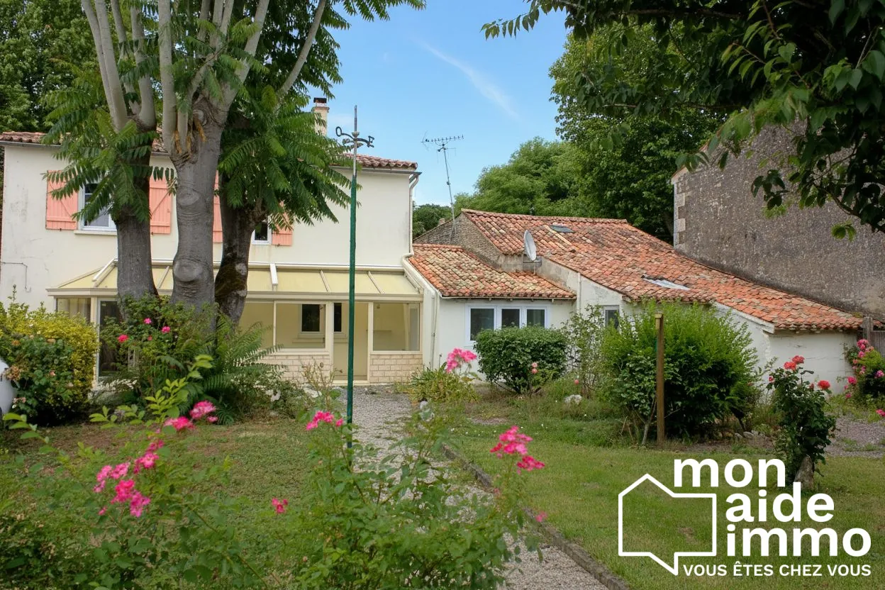 Belle maison ancienne à rénover à Rives d'Autise, 4 chambres, dépendance de 100 m²
