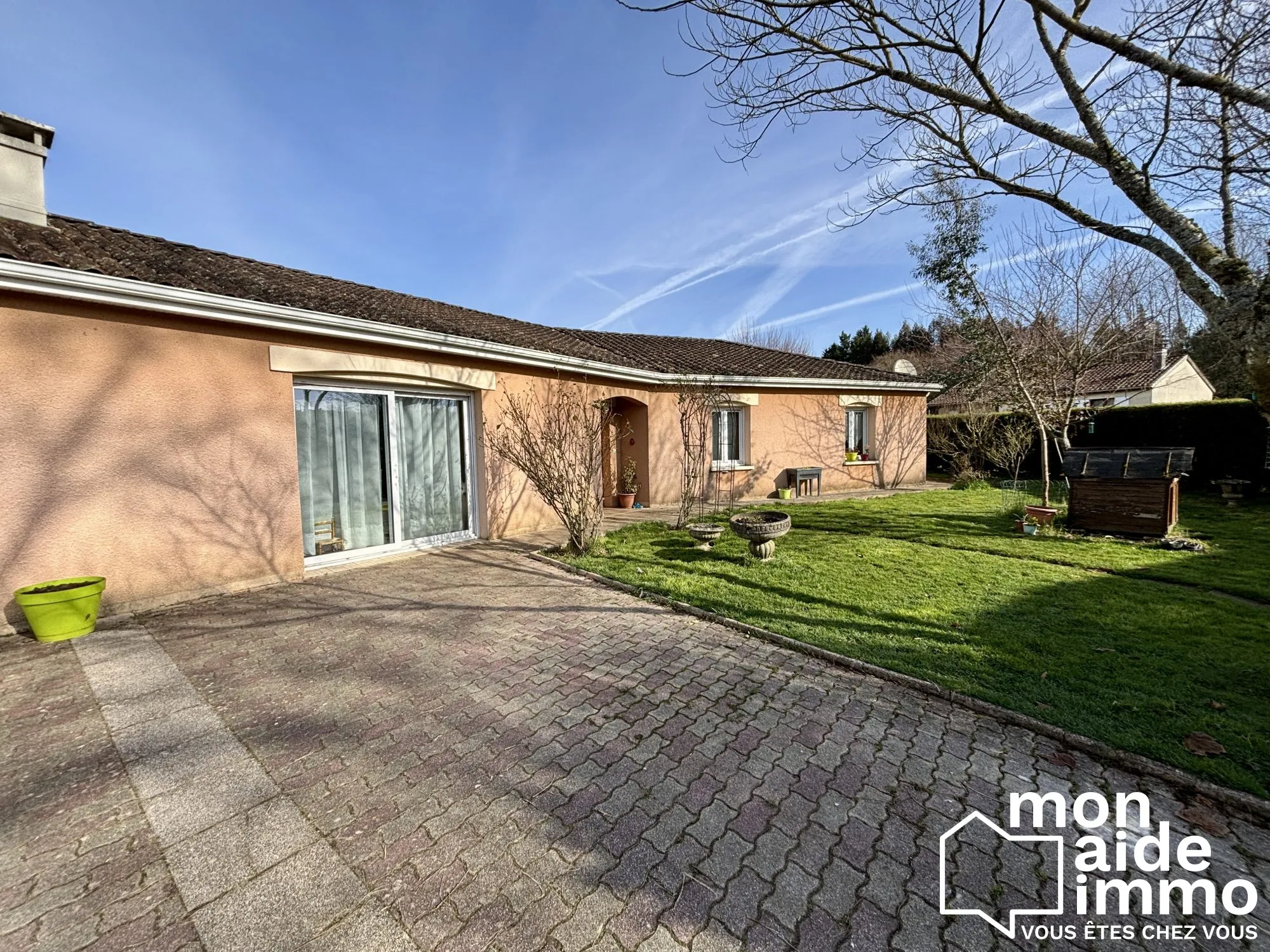 Maison de plain-pied avec 4 chambres, garage et jardin à Thiviers