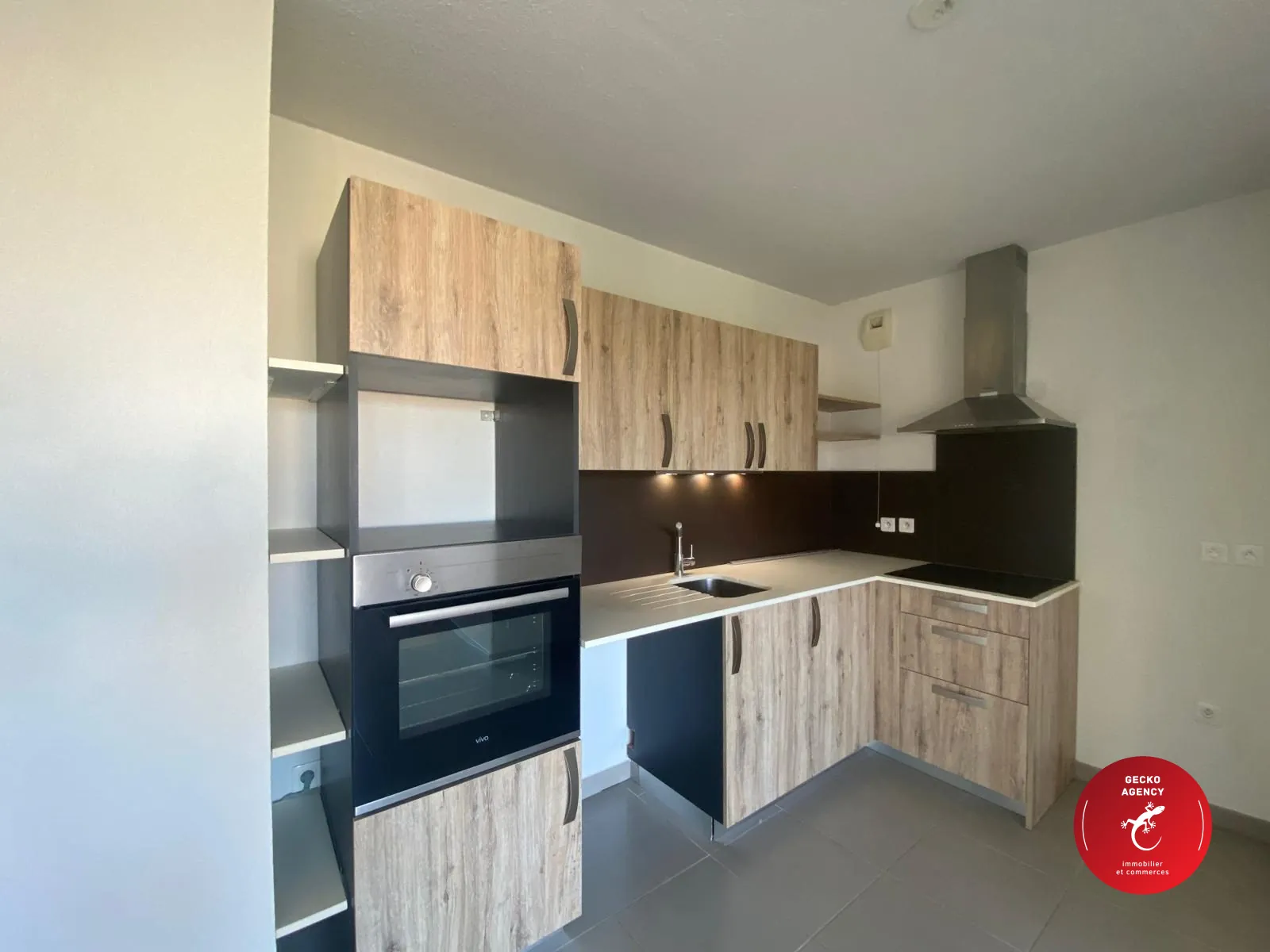 Cuisine Appartement 2 Chambres avec Terrasse et Piscine à Le Muy