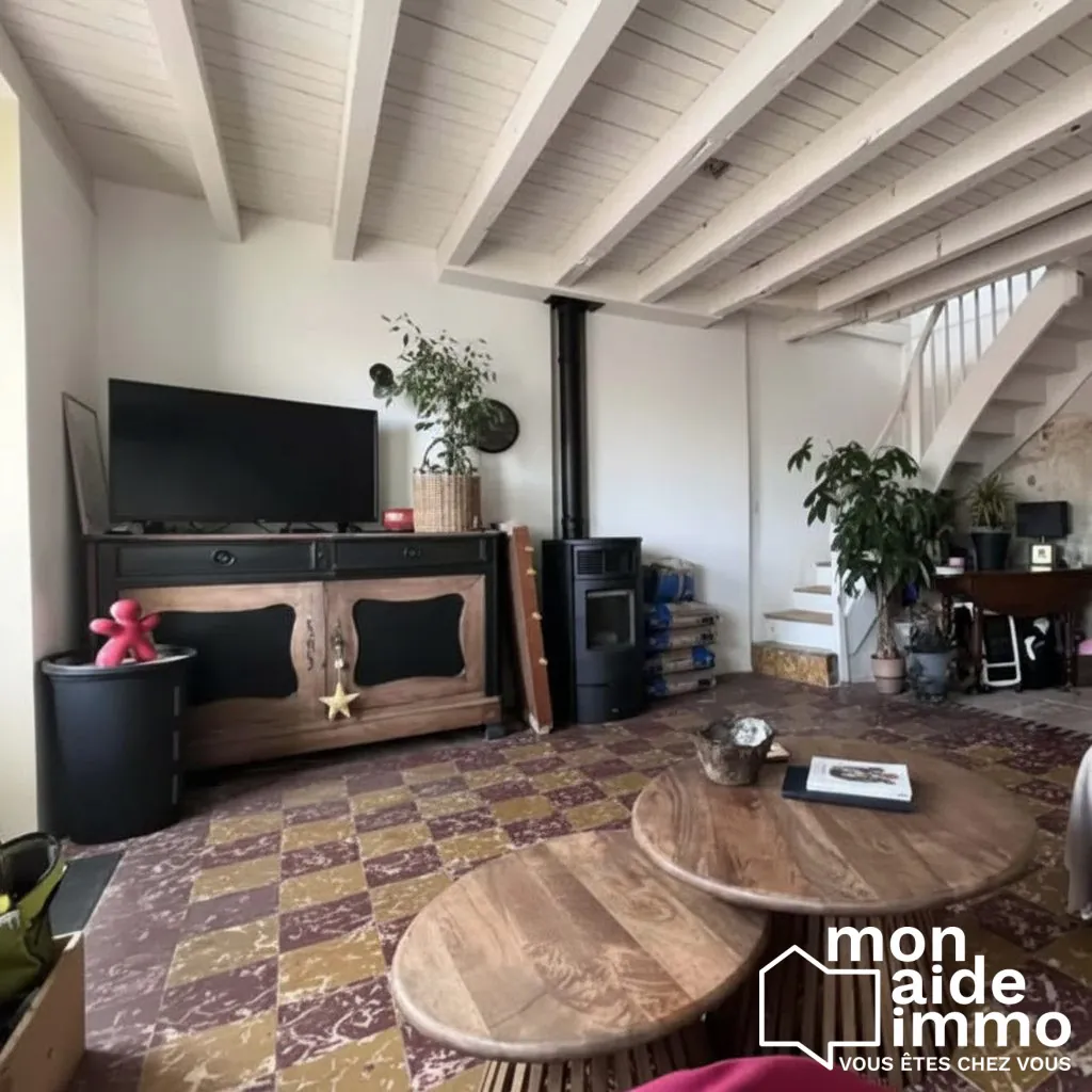 Maison de ville rénovée à vendre à Créon avec cour et stationnement