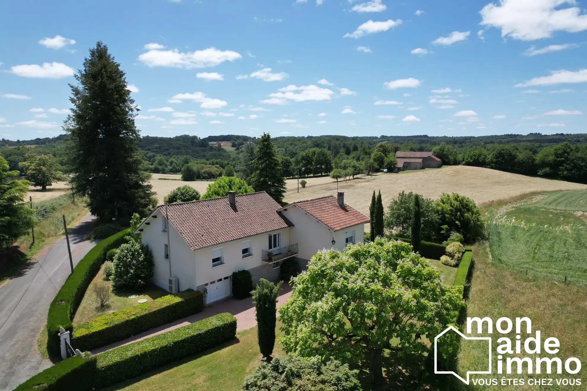 Belle maison avec studio indépendant et grand terrain à Saint-Saud-Lacoussière