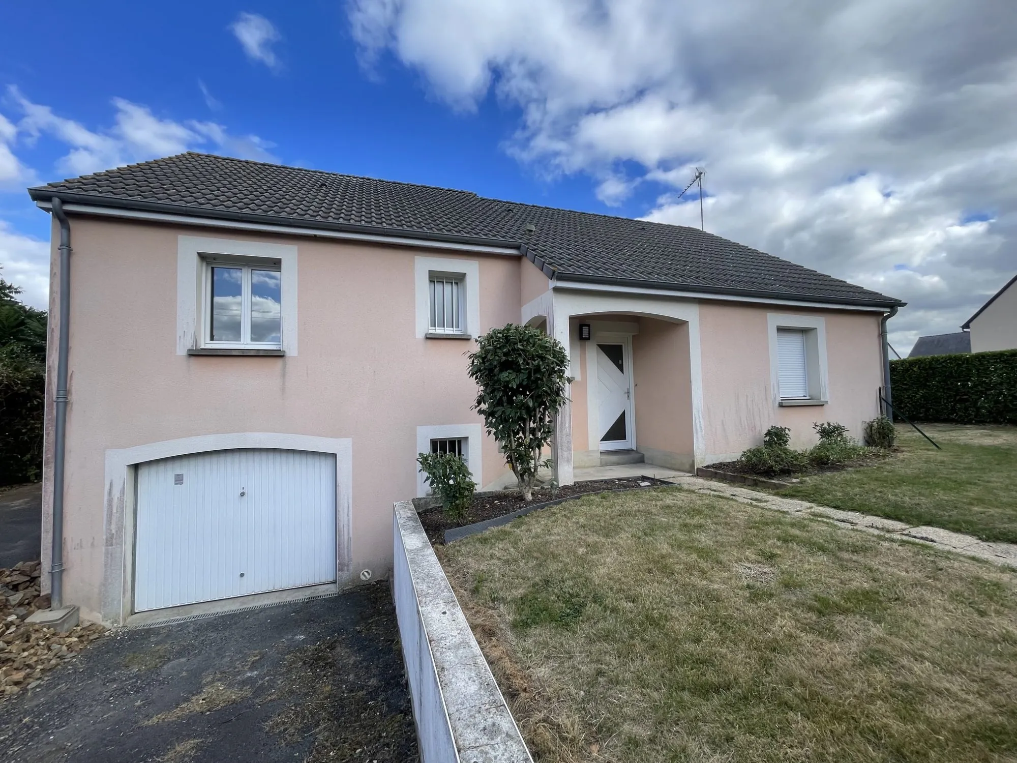 Pavillon à vendre à Saint-Baudelle avec jardin, 3 chambres et terrasse ensoleillée