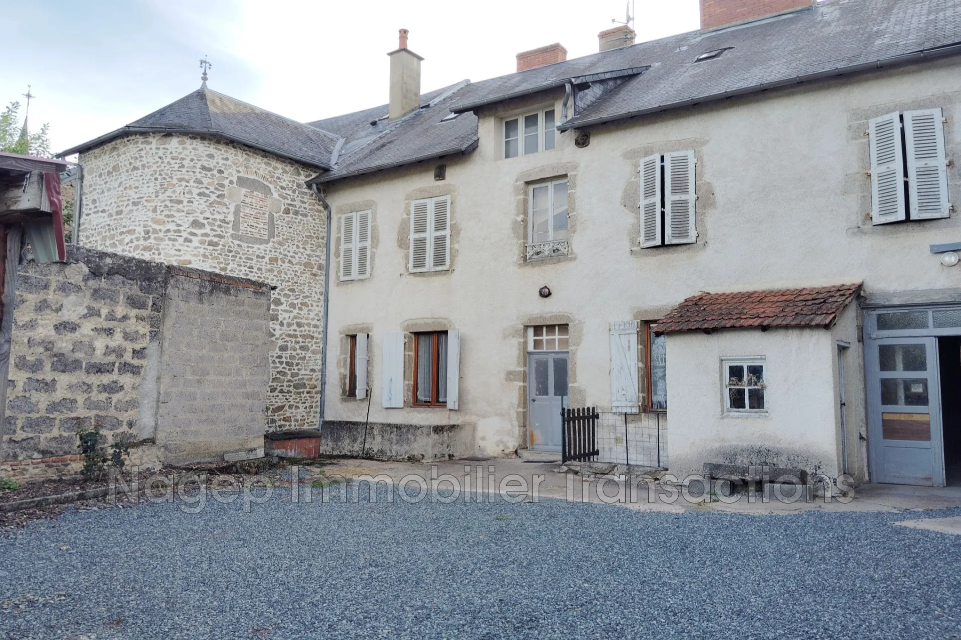 Immeuble de rapport à vendre au Mayet de Montagne avec fort potentiel locatif