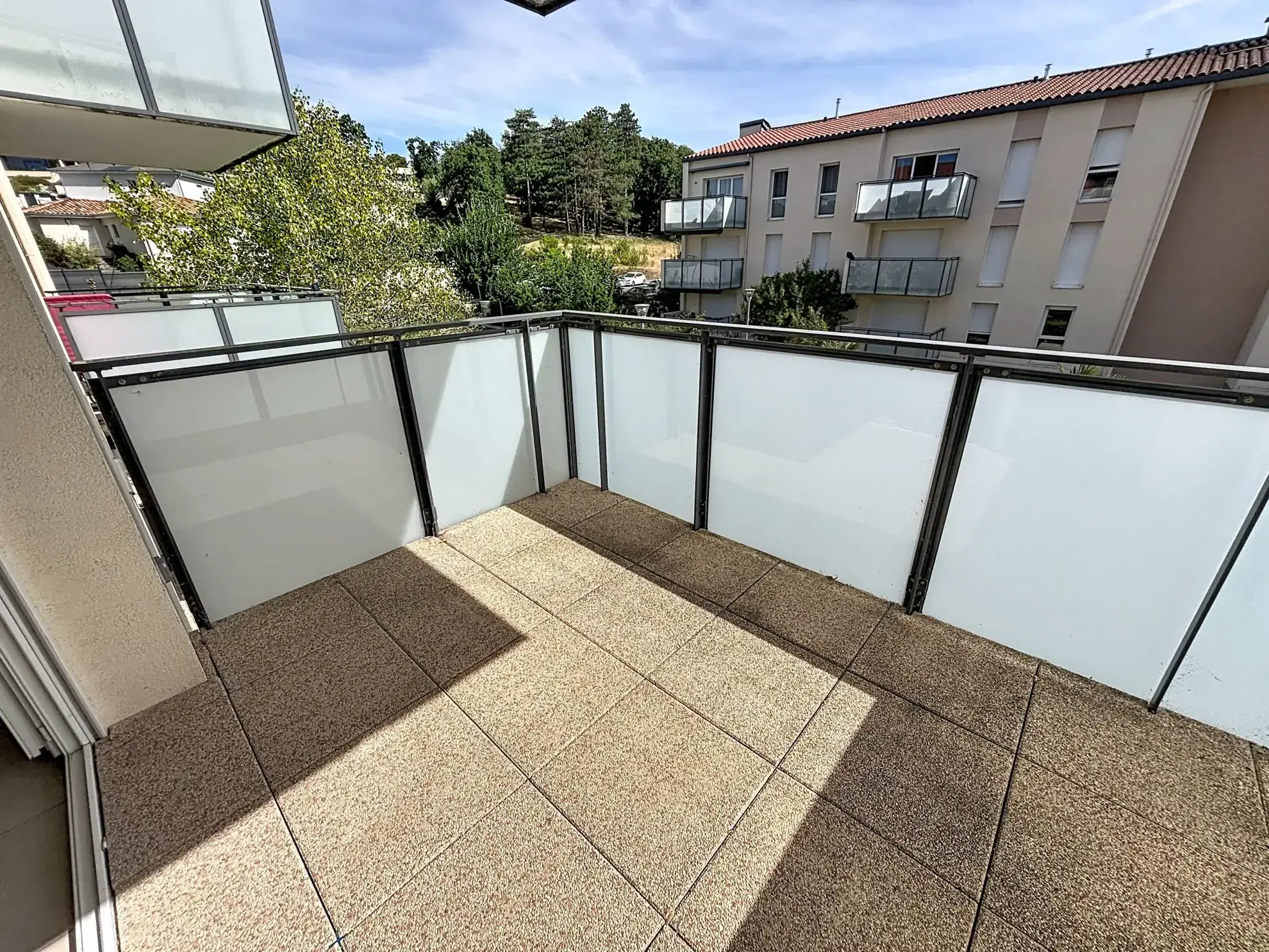 Appartement T2 avec terrasse et garage à Vernaison dans résidence récente