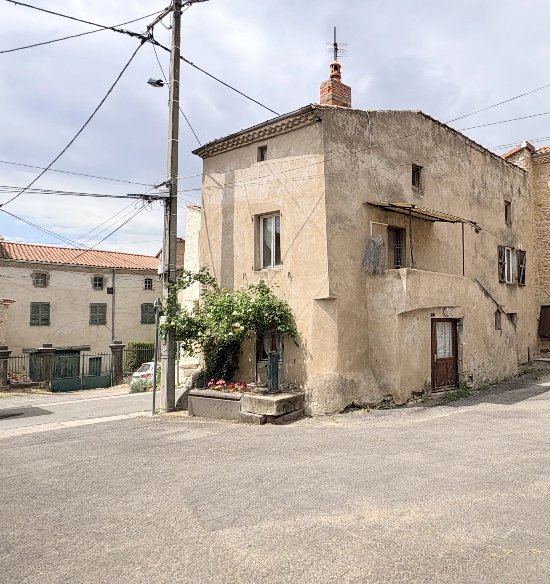 Maison à rénover de 81 m² avec grange de 60 m² et jardin à Lamontgie