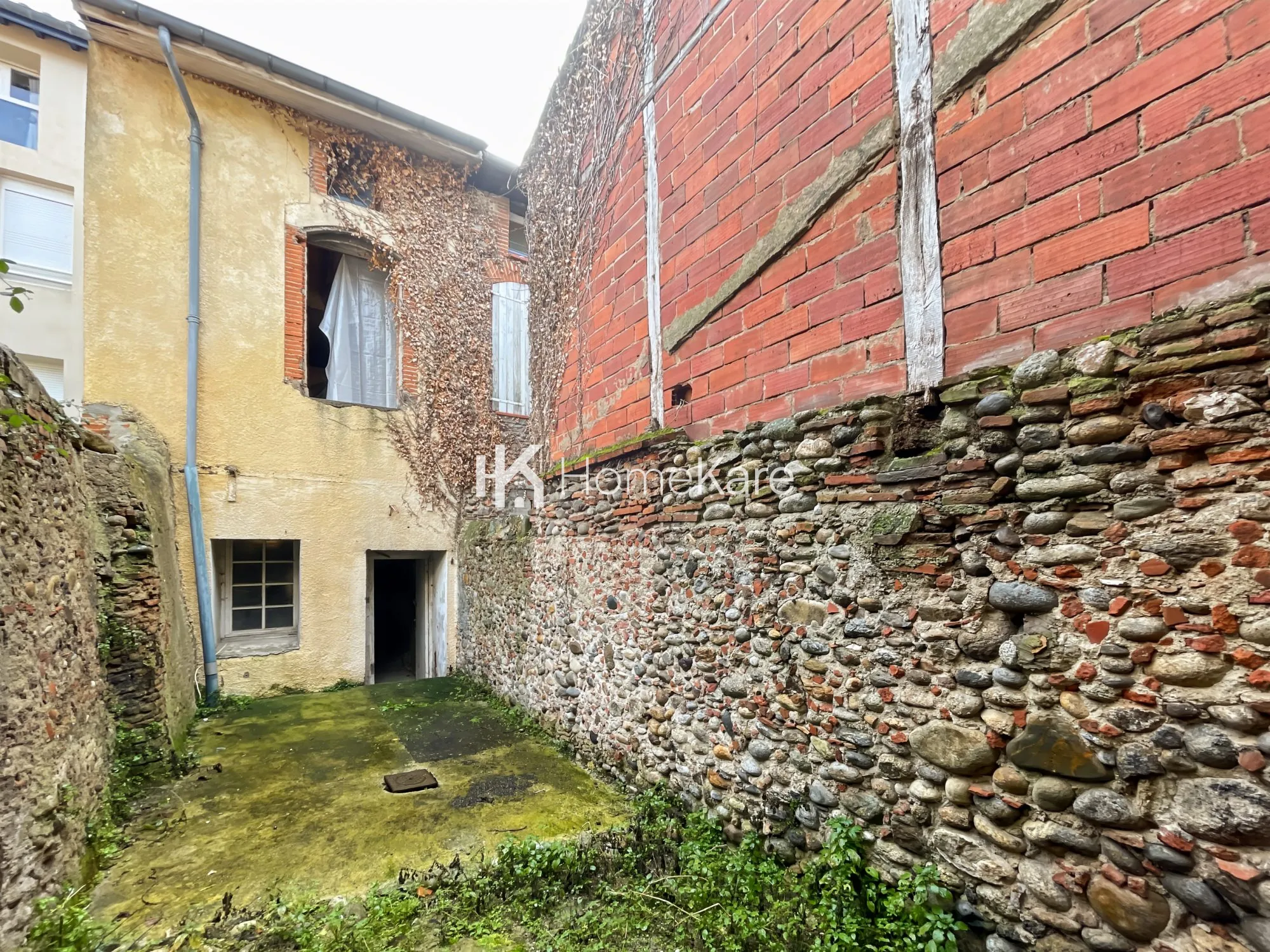 Maison mitoyenne à rénover avec jardin à Pamiers 09100 - Potentiel élevé