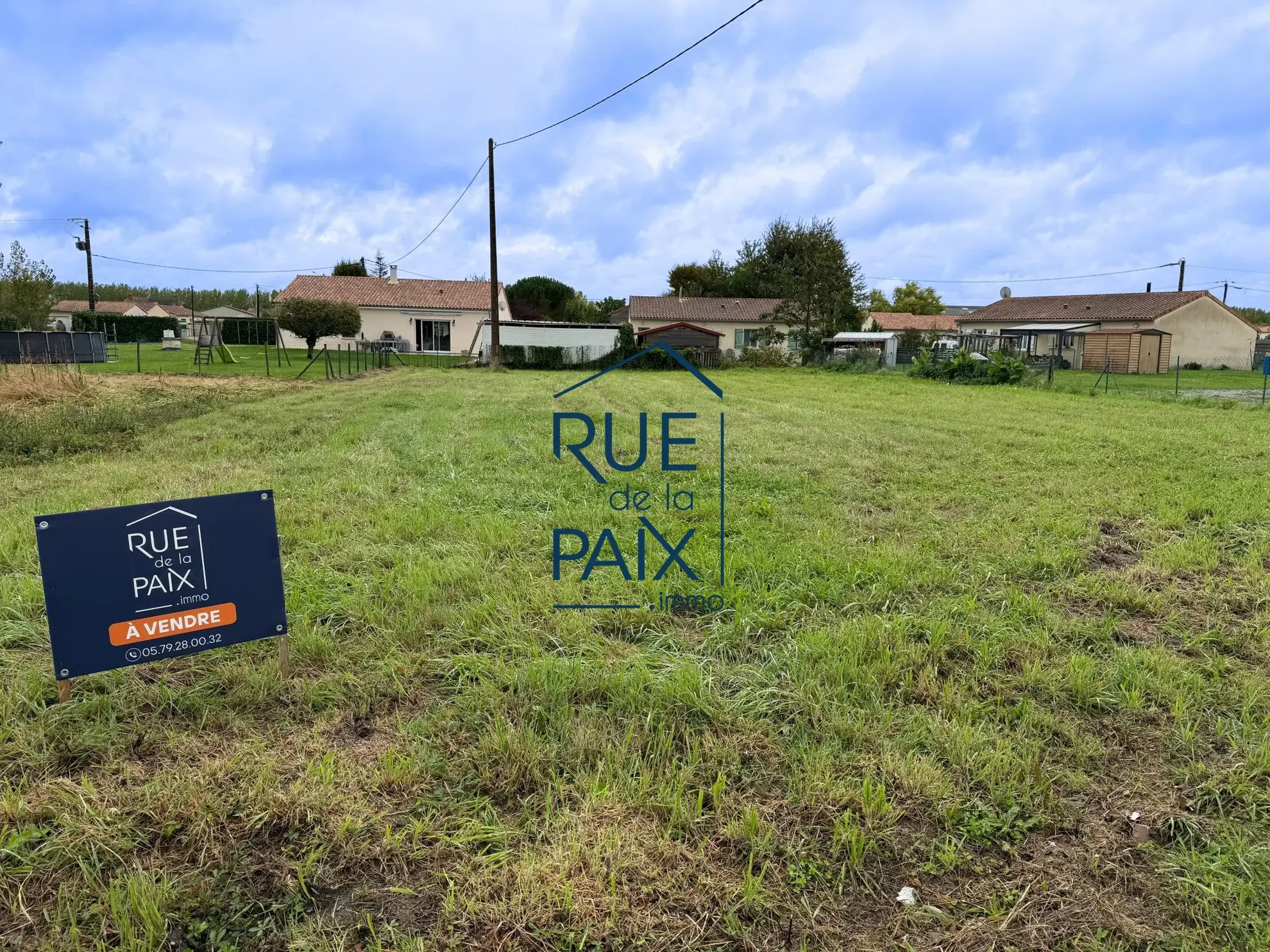 Terrain constructible de 850 m² à Ouzilly - Opportunity pour bâtir votre maison dans un cadre paisible