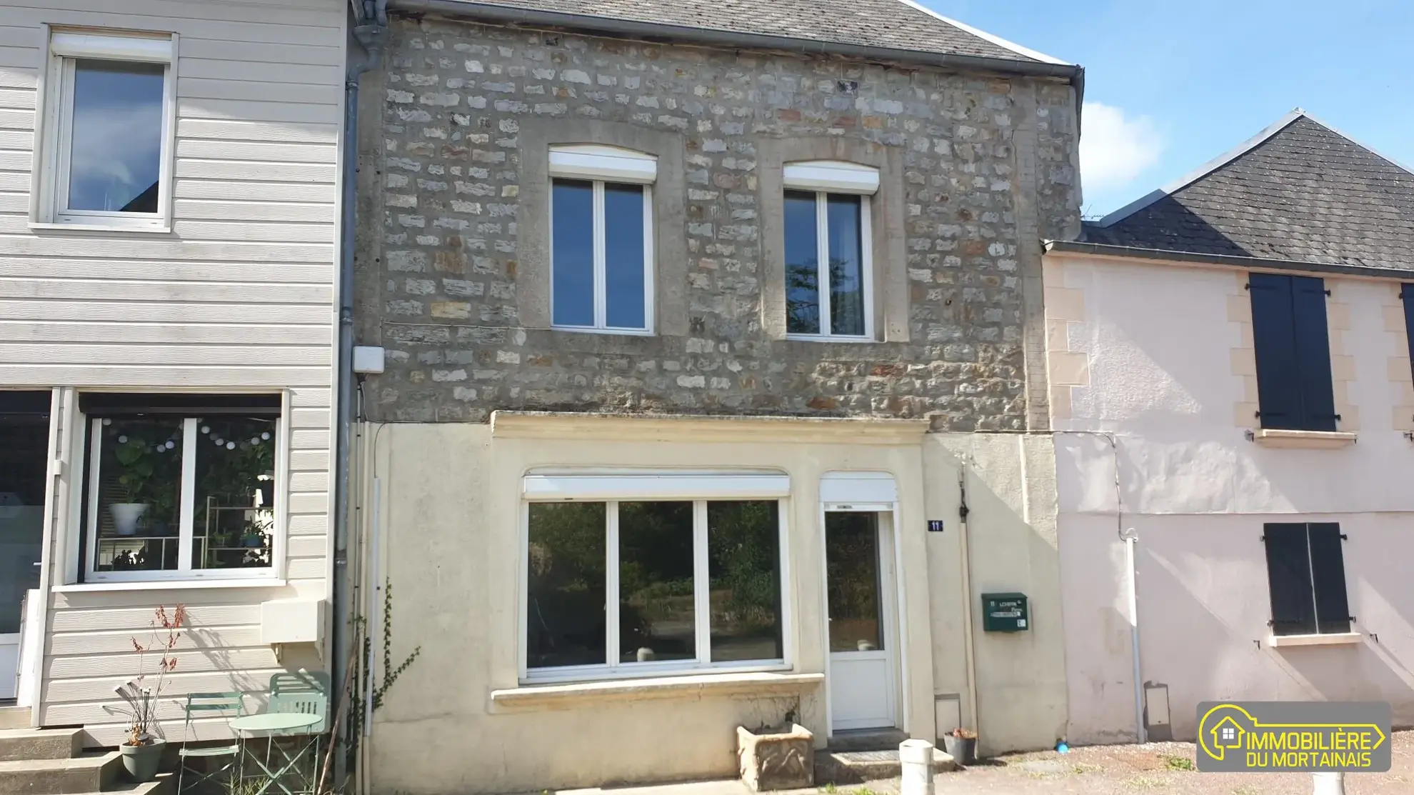 Maison mitoyenne à Mortain-Bocage avec 2 chambres et garage indépendant