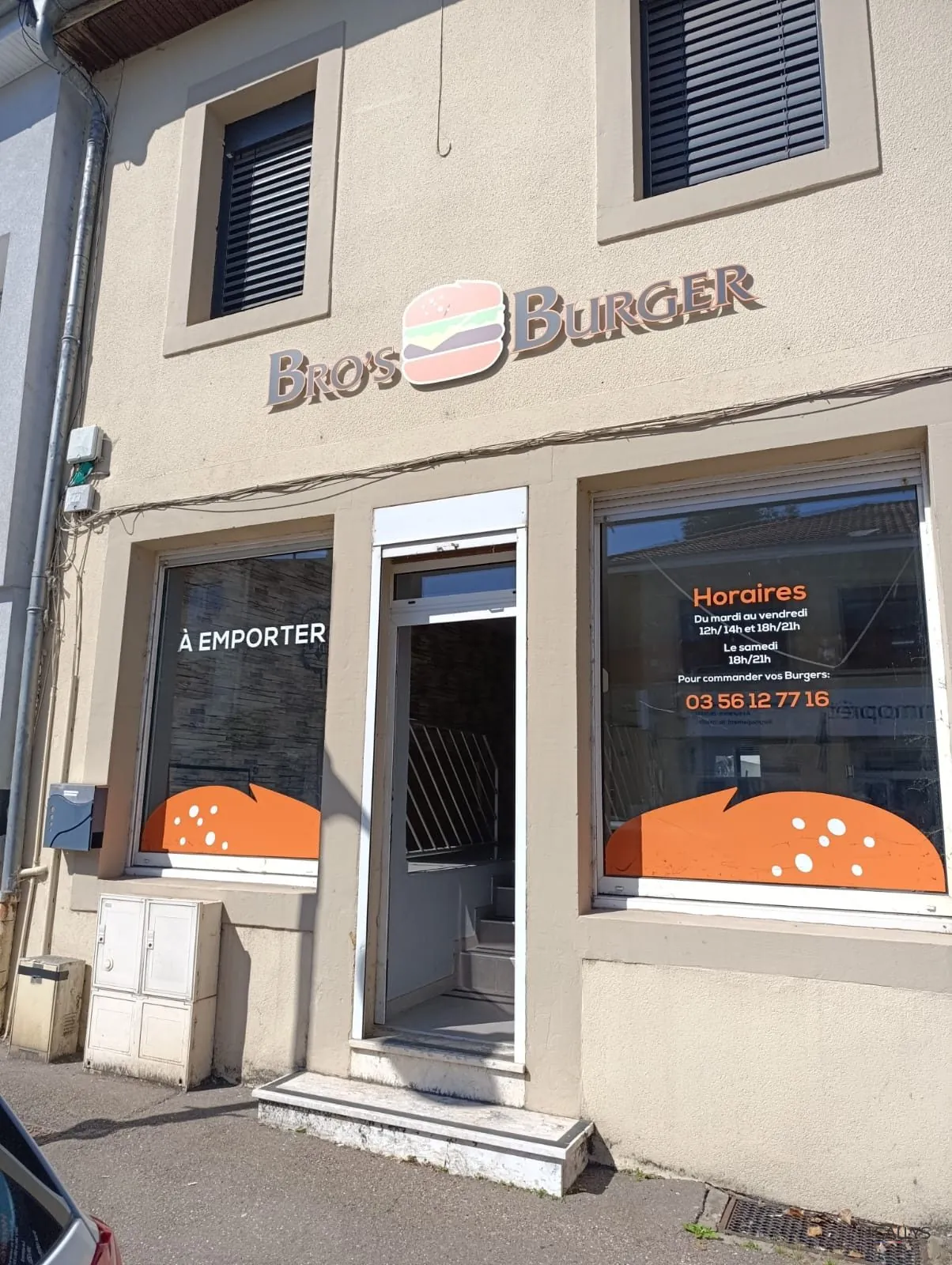 Local commercial à Sainte-Marie-aux-Chênes avec vitrine longue