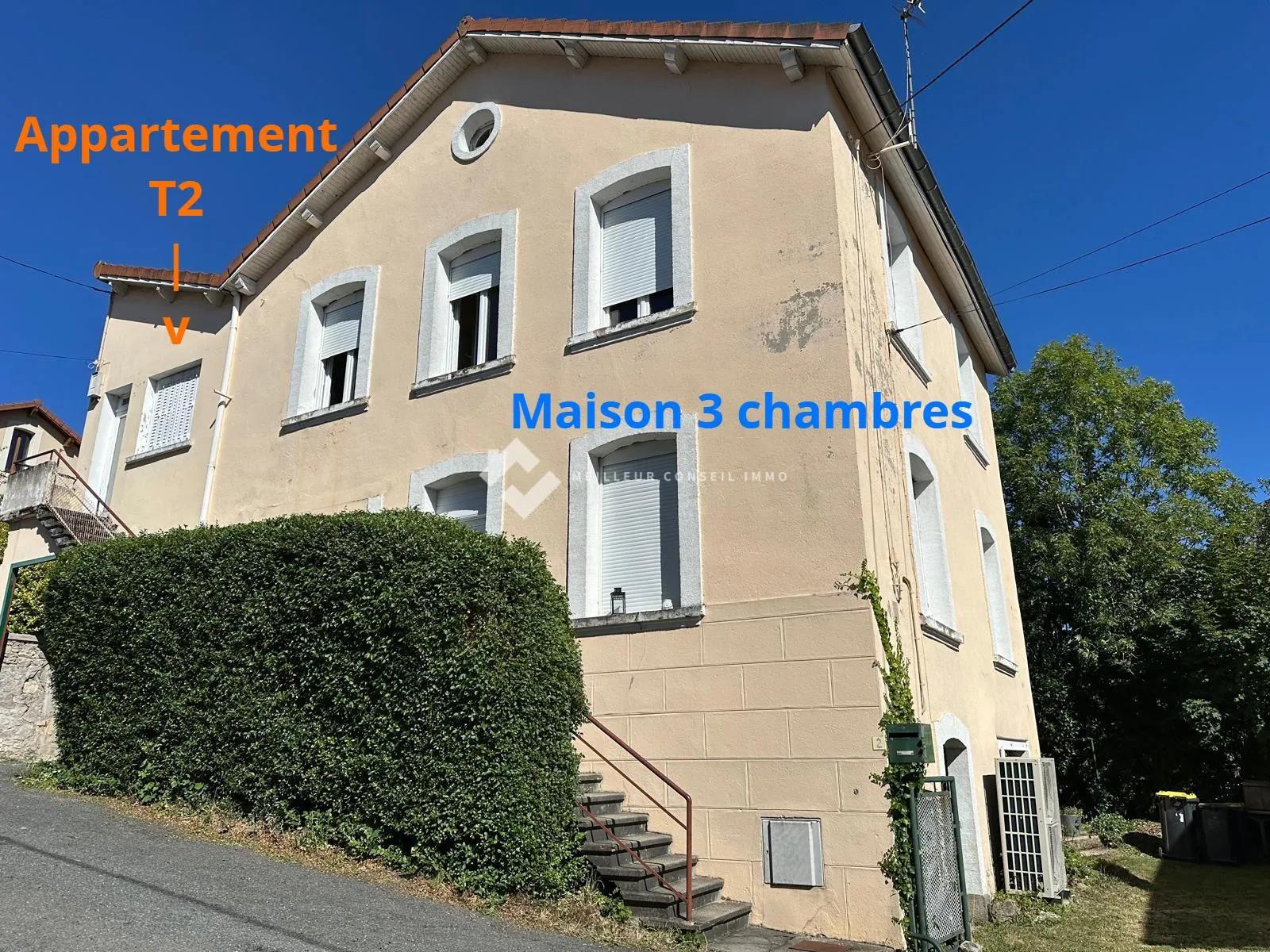 Maison en pierre avec appartement indépendant et ateliers à La Monnerie-le-Montel