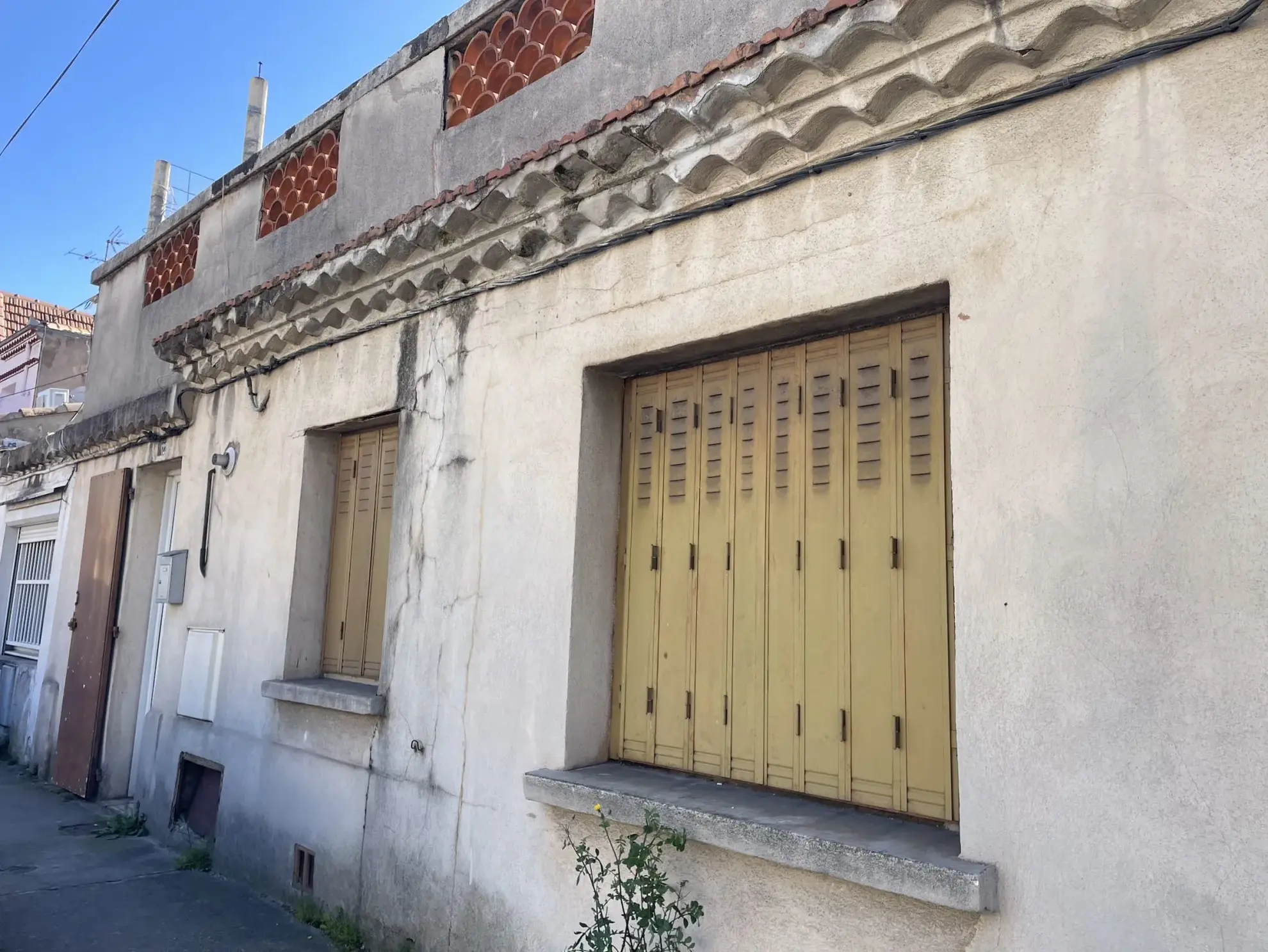 Maison à rénover à Nîmes avec potentiel d'agrandissement et diagnostics techniques complets
