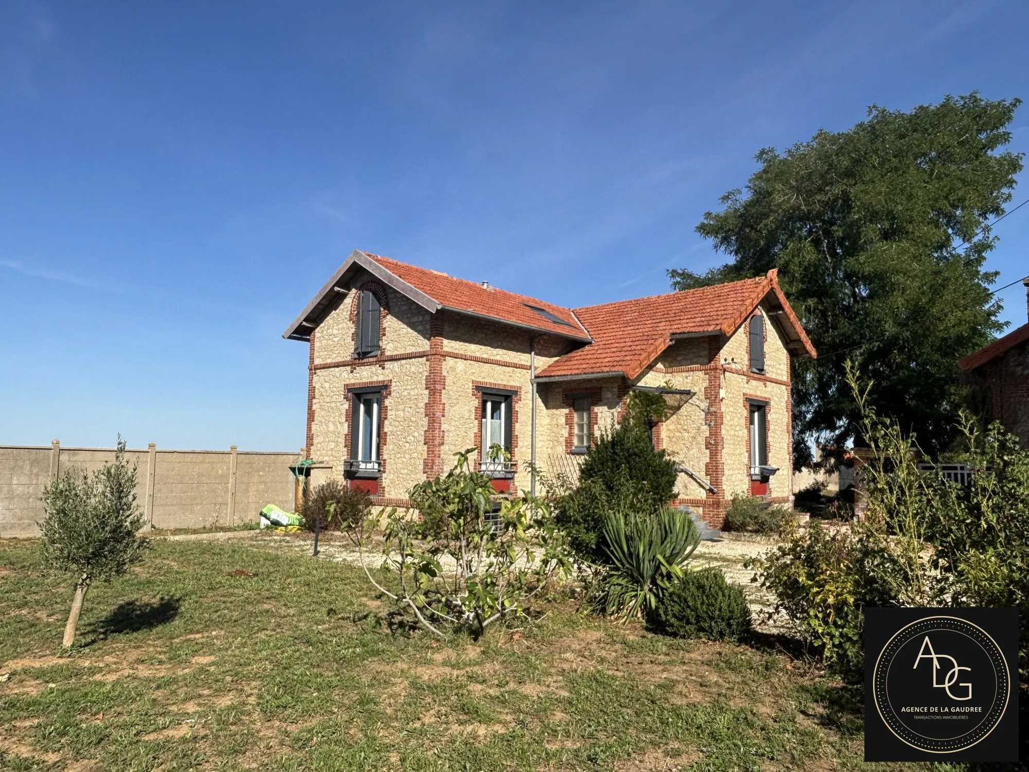 Maison ancienne à vendre à Sancheville, charme et potentiel - 3 chambres