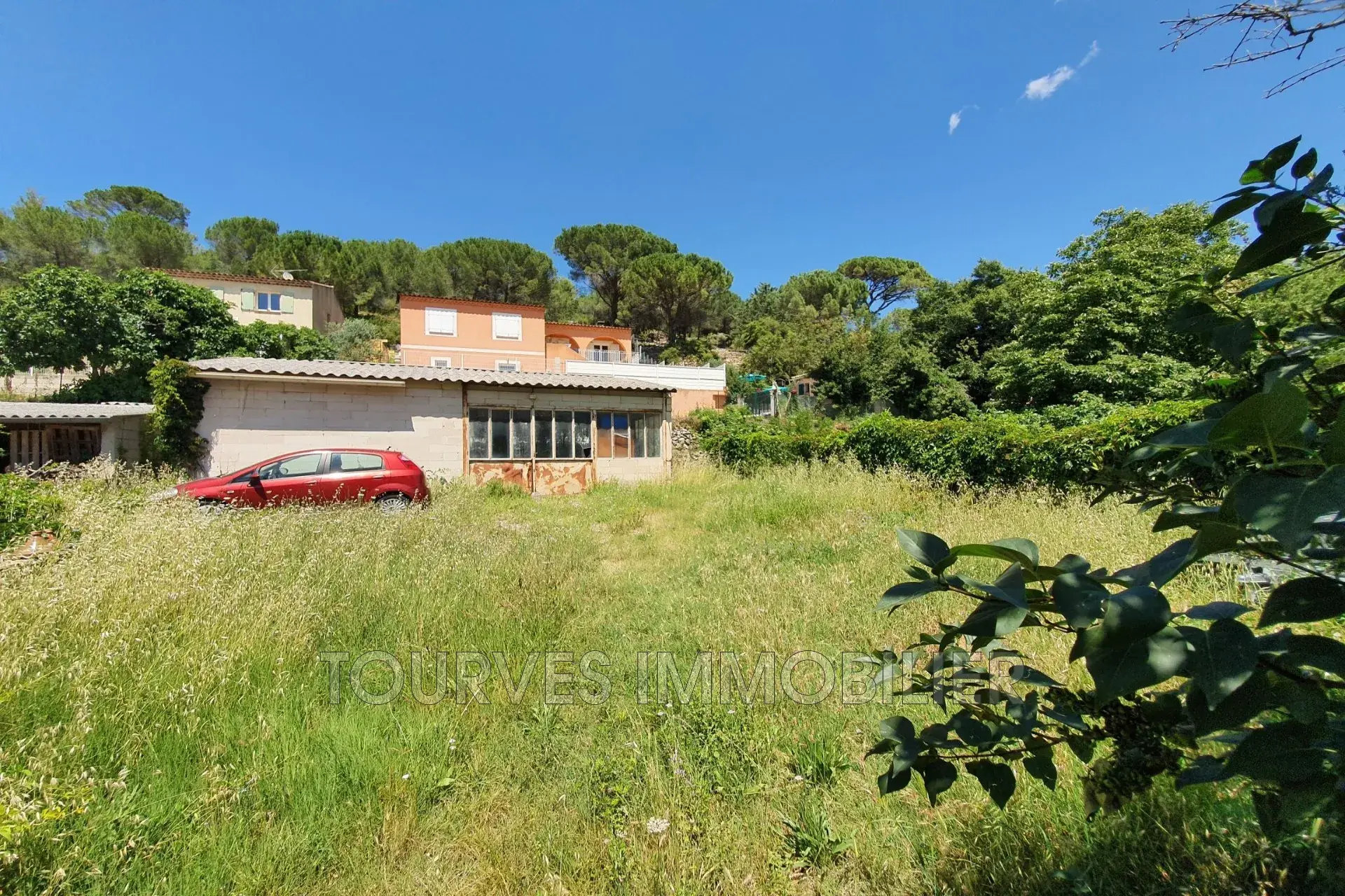 Terrain constructible de 261 m² avec hangar à Tourves