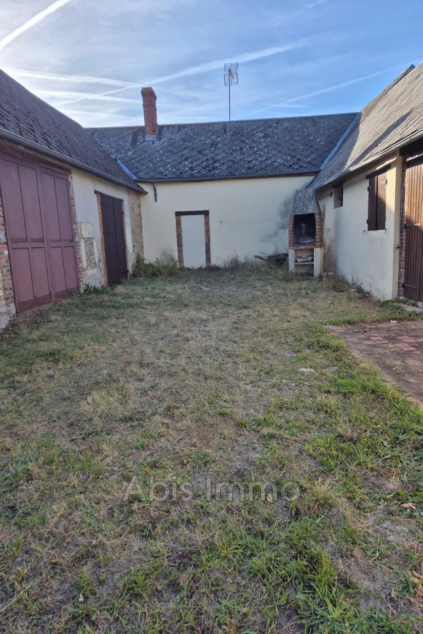 A vendre maison ancienne à Bonneval avec dépendances et cour fermée