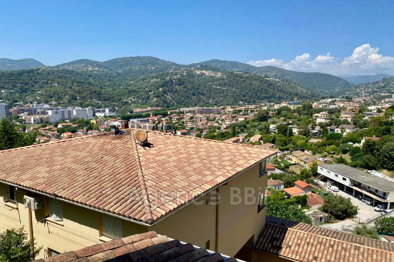 Appartement 4 pièces avec terrasse et vue dégagée à La Trinité