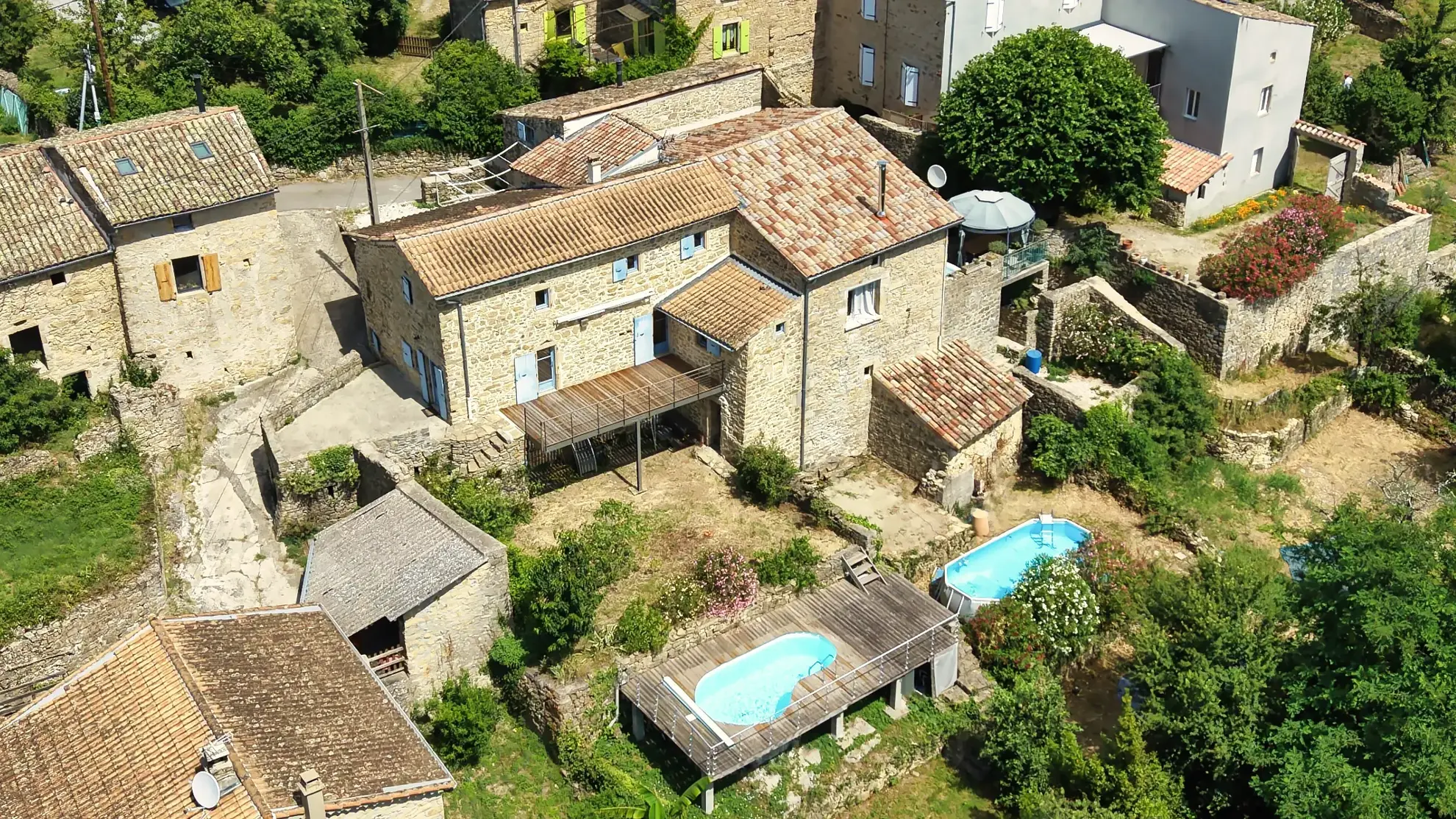 Charmante maison en pierre avec studio indépendant, piscine et vue sur le village à Aubenas