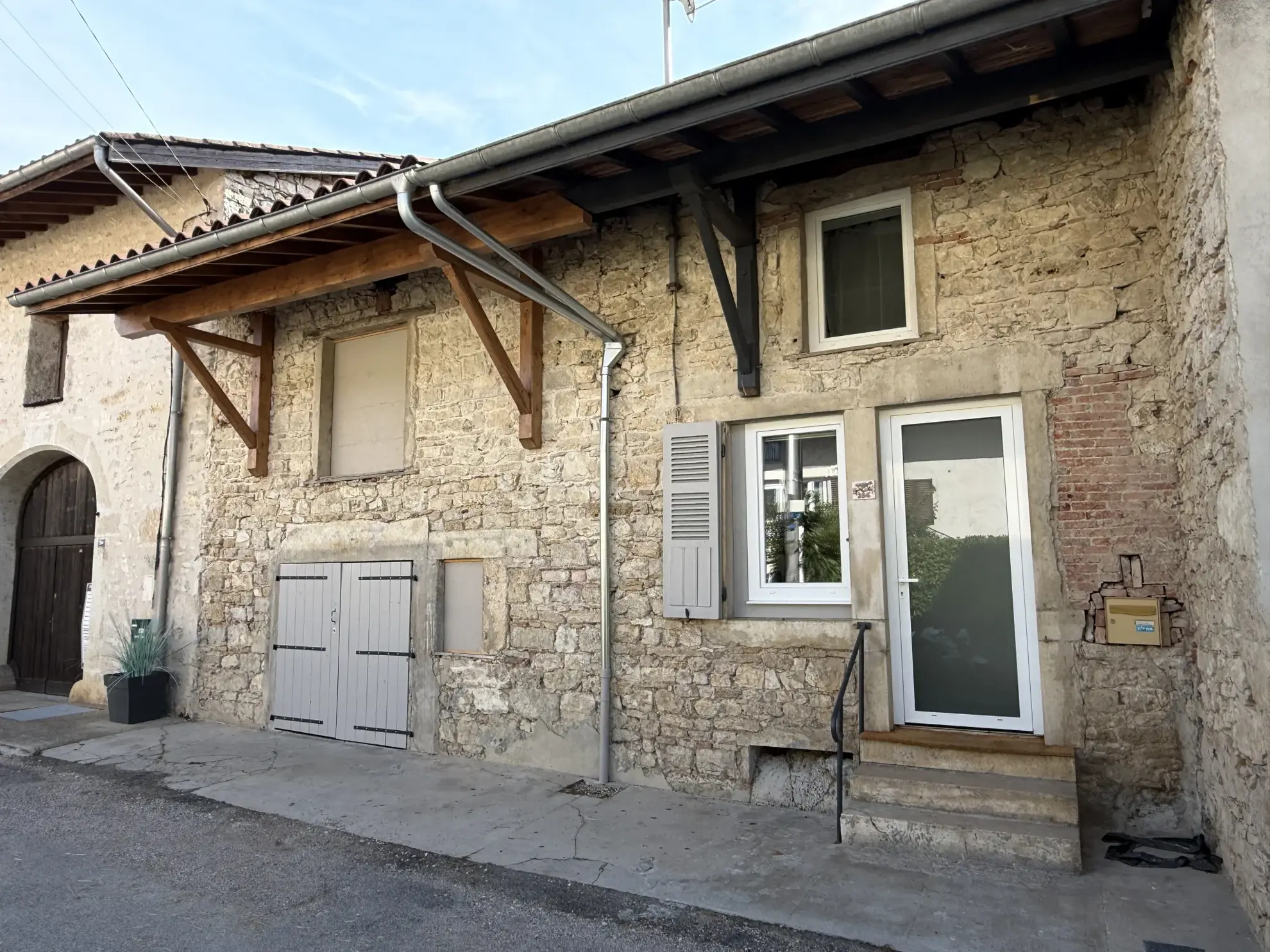 Maison en pierre rénovée avec terrasse et vue panoramique à Poncin
