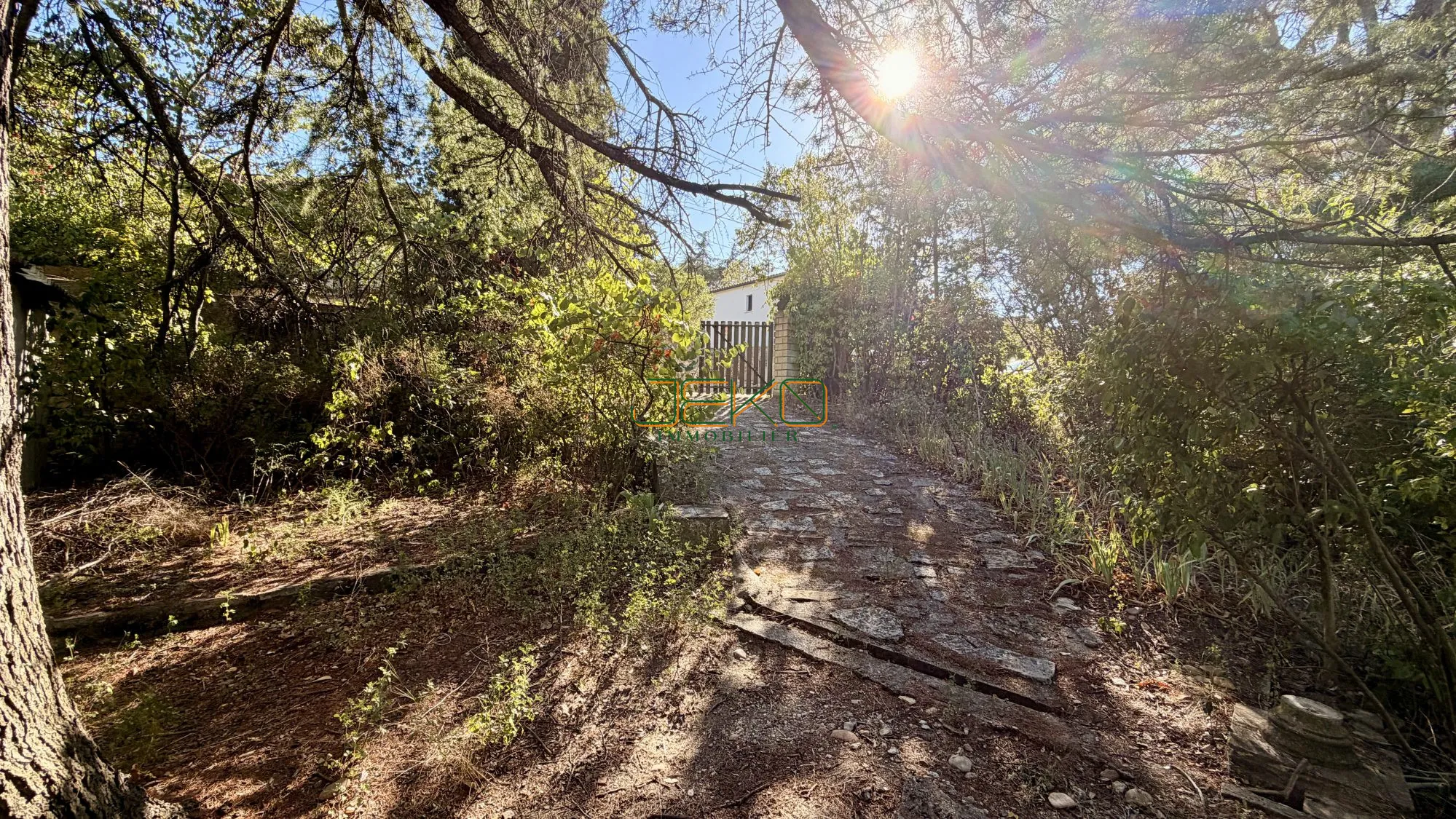 Terrain constructible de 323 m² à Nîmes entre la Tour Magne et La Planette