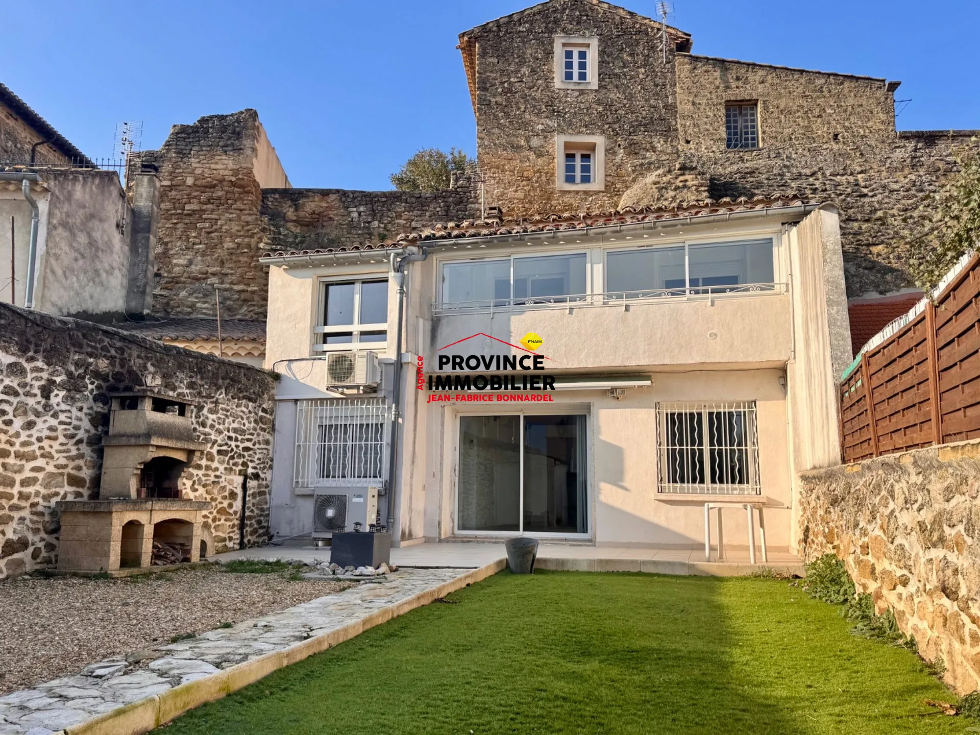 Charmante maison de village avec extérieur à Saint-Cécile-les-Vignes