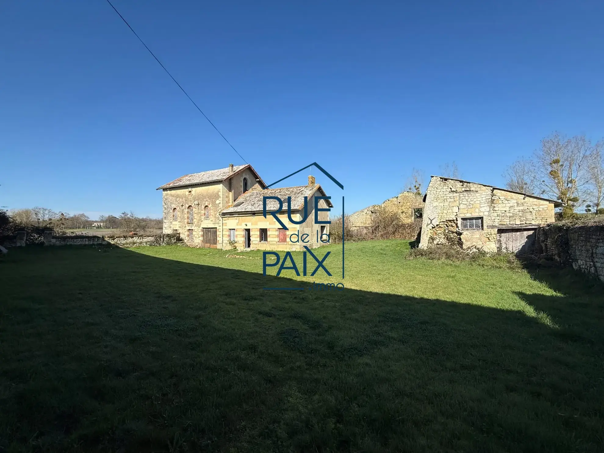 Ancien moulin avec 100 hectares de terres à Bournand, idéal pour projet rural