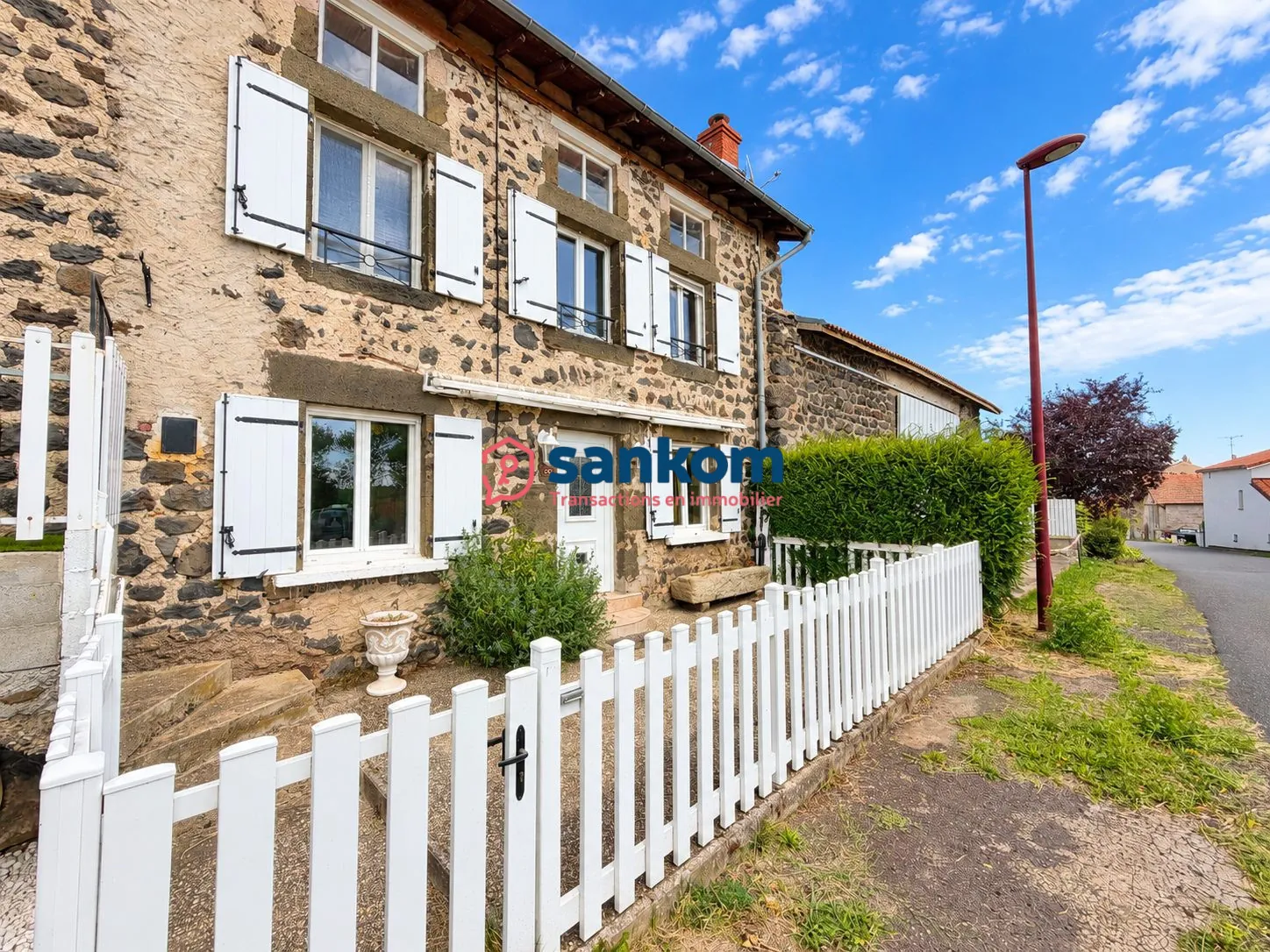 Maison en pierre mitoyenne à vendre à Sanssac-l'Église avec terrain et garage