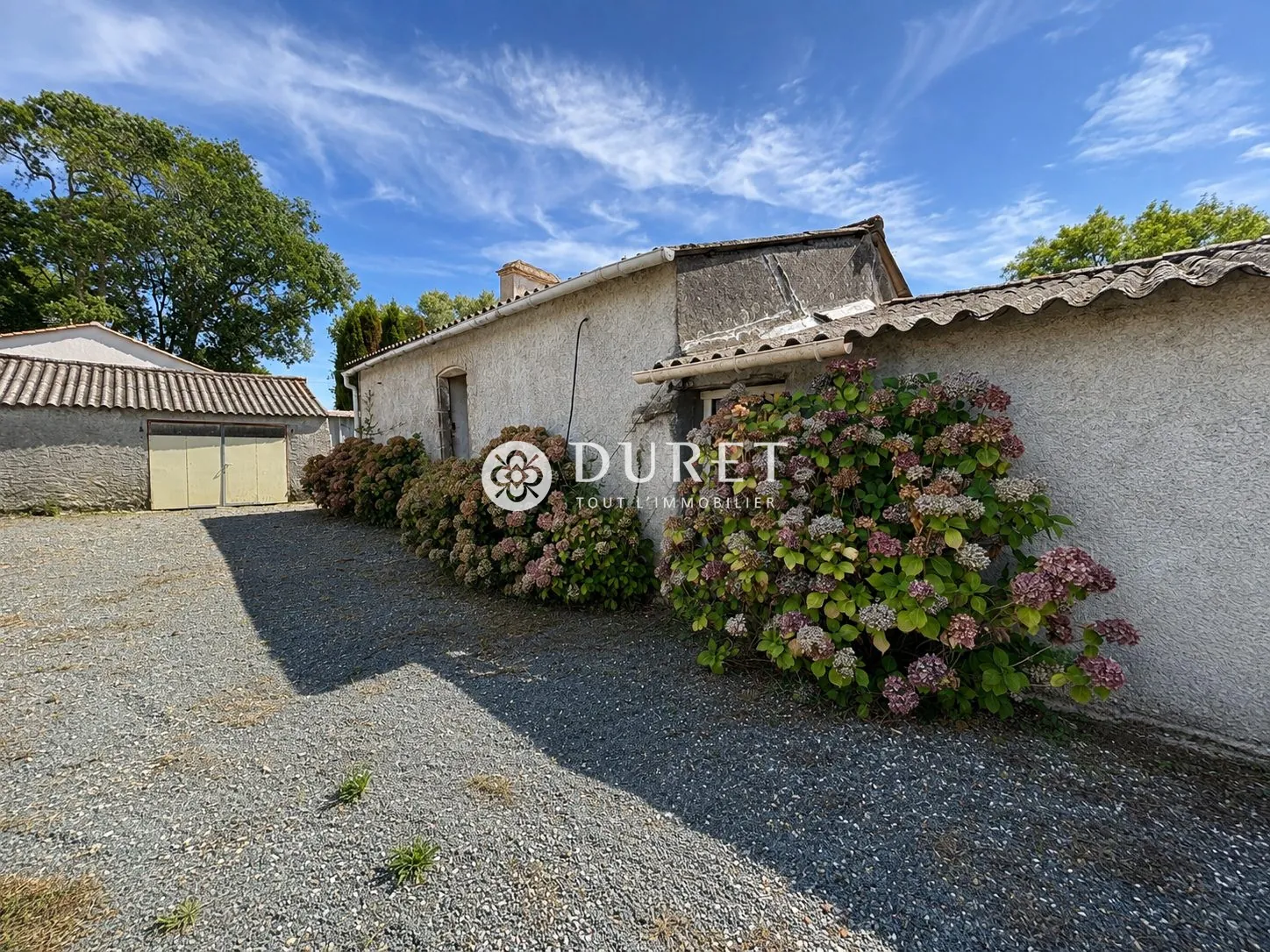 Terrain constructible de 1392 m² avec dépendance historique à Châteauneuf