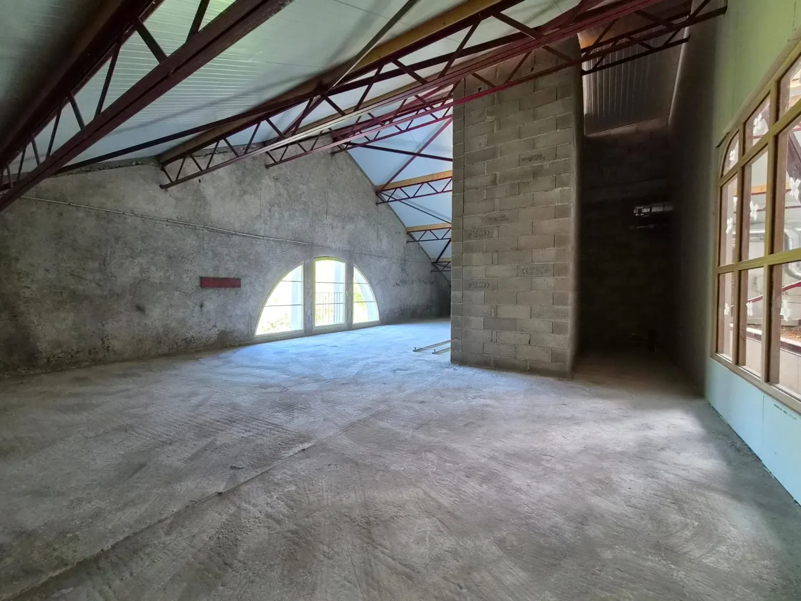 Local commercial à vendre à Combas - Emplacement stratégique et potentiel d'aménagement