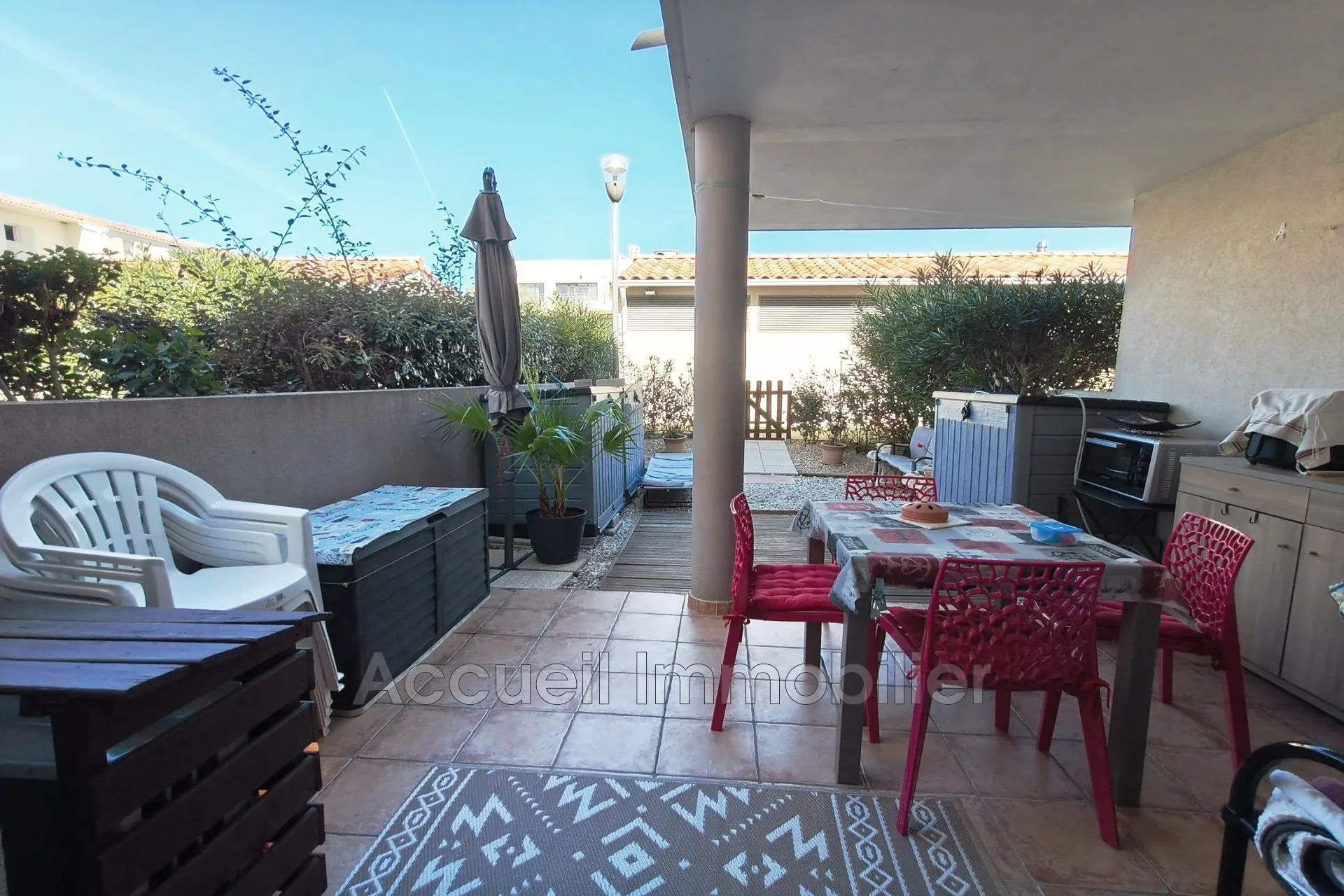 Appartement en rez-de-jardin avec terrasse, piscine et parking privé à Port Camargue