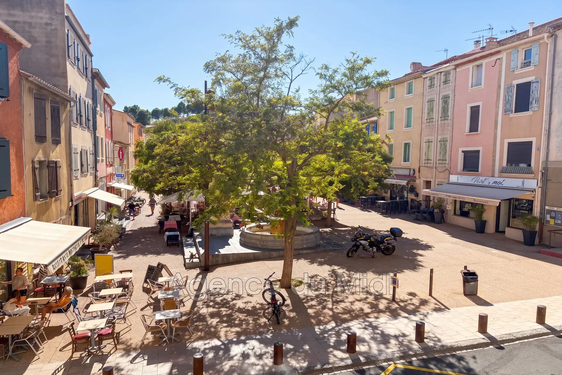 Appartement traversant à vendre sur la Place de la République à Leucate