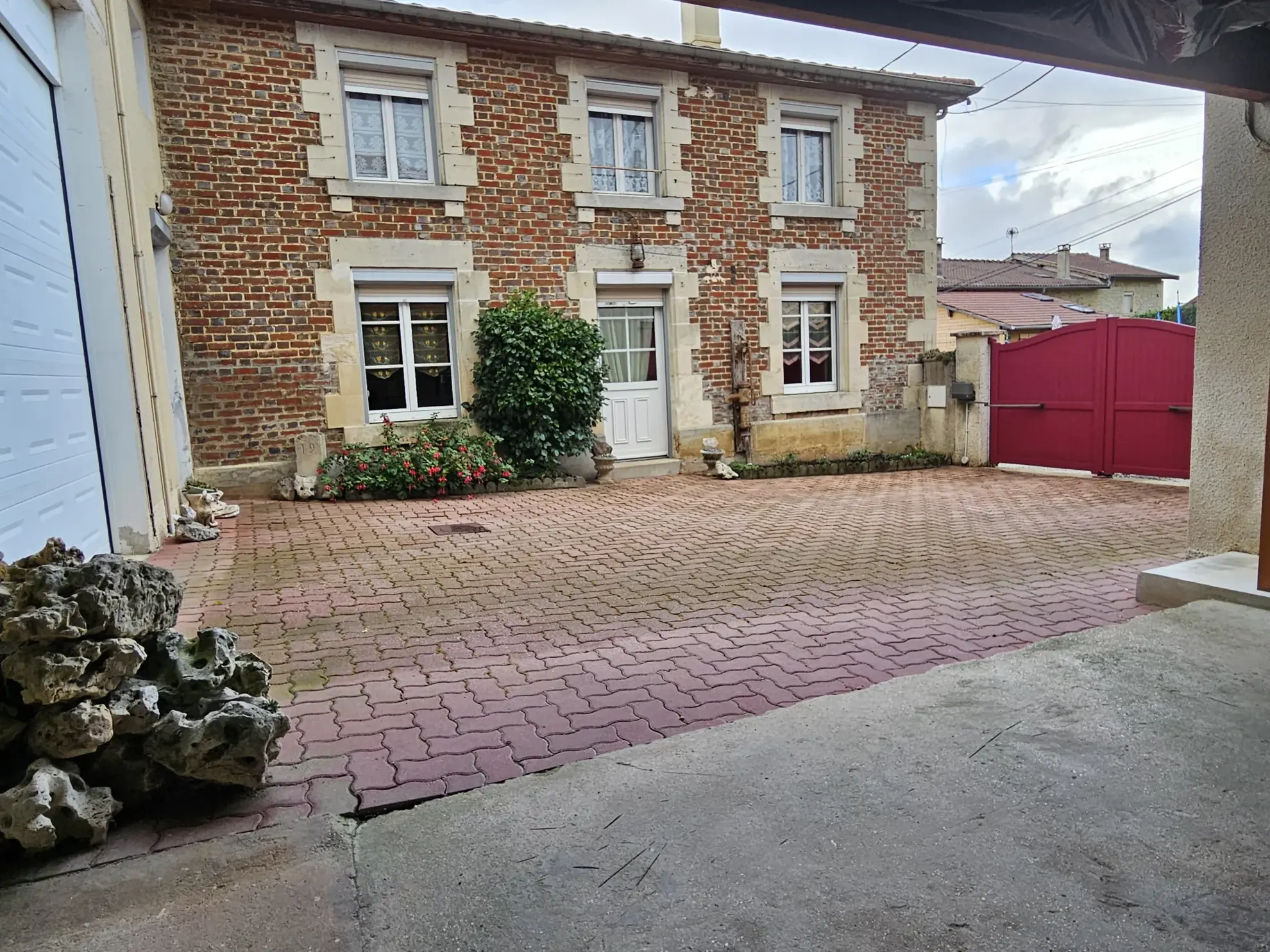 Charmant corps de ferme à Flornoy avec dépendance et terrain, 129 m²