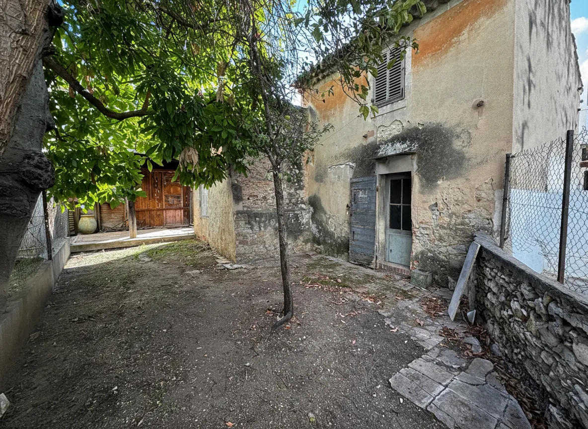 Maisonnette T3 à rénover avec jardin et parking privé à Toulon