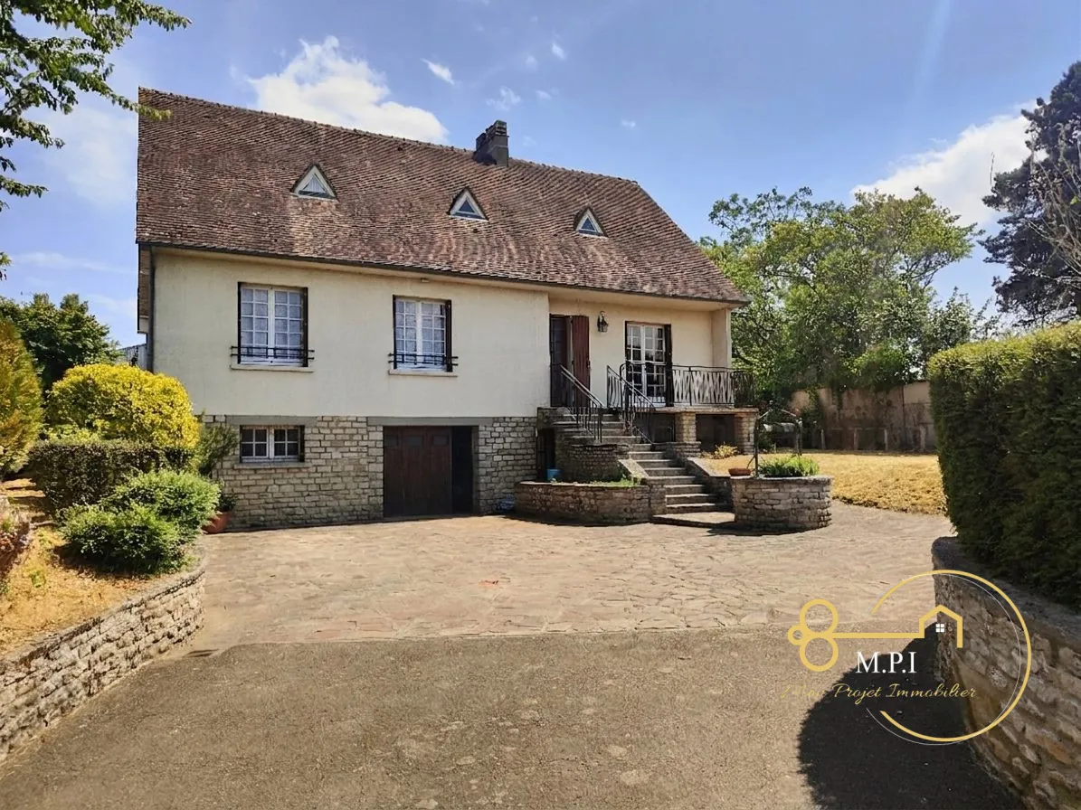 Maison 5 chambres avec sous-sol et grand terrain à D'Arçonnay
